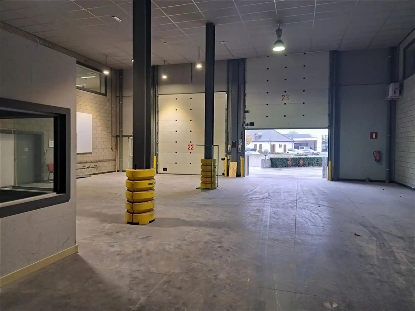 Industrieel gebouw met laadkades en privatief buitenterrein foto 8