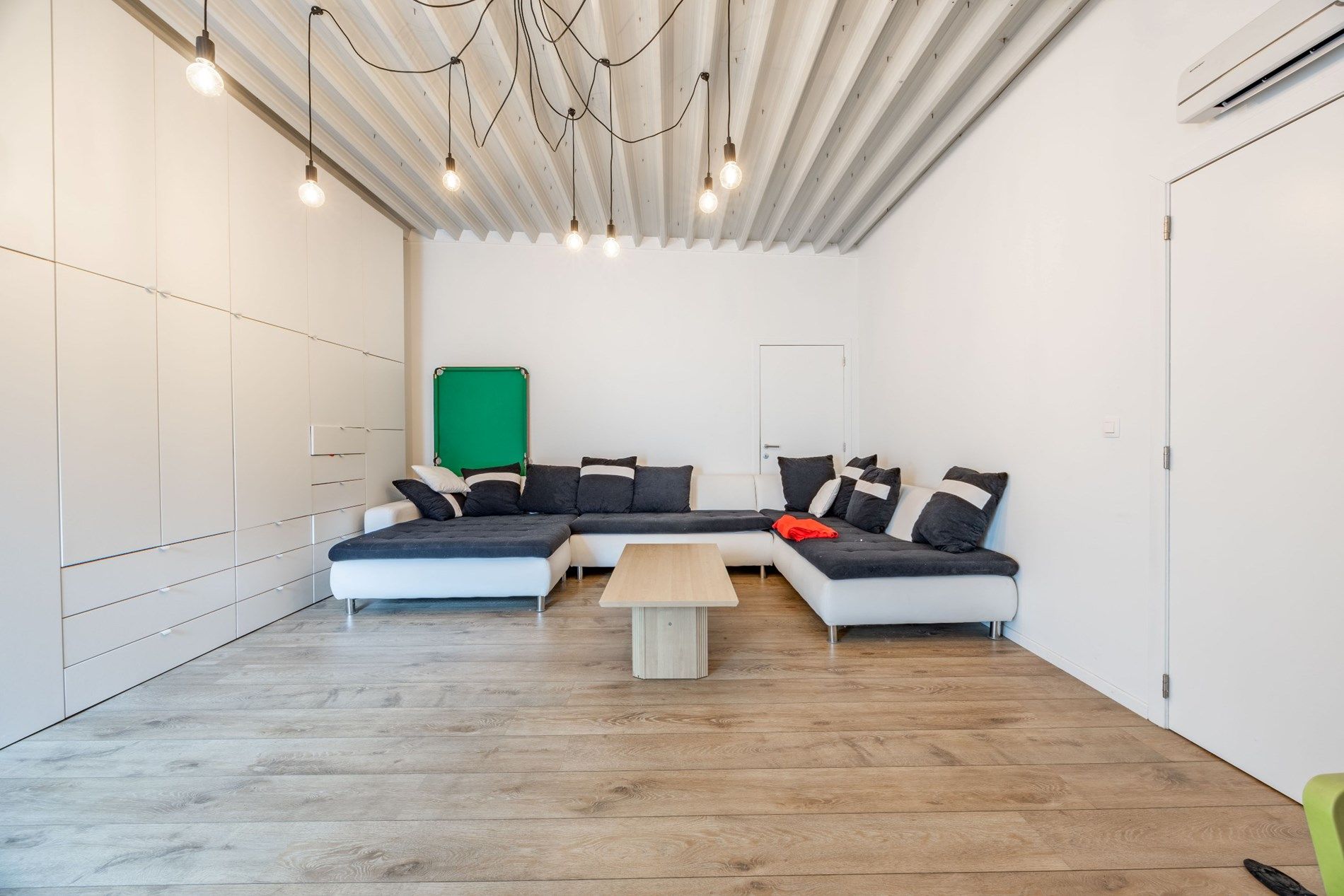 BEDRIJFSGEBOUW MET MODERNE WOONST foto 26