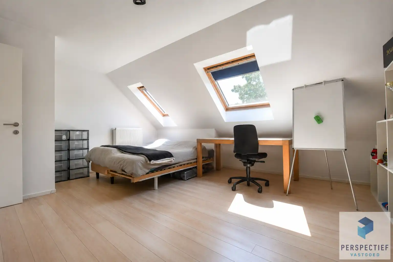 Ruime (254m²) instapklare gezinswoning met 4 slaapkamers, zwembad en poolhouse foto 24