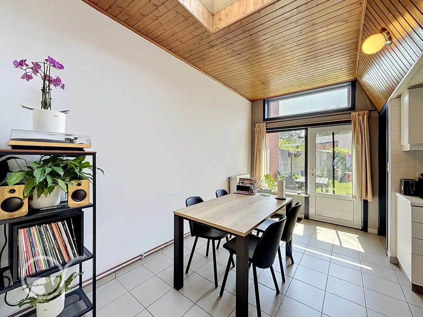Rijwoning met 2 slaapkamers en zonnig stadstuintje in centrum Drongen foto 4