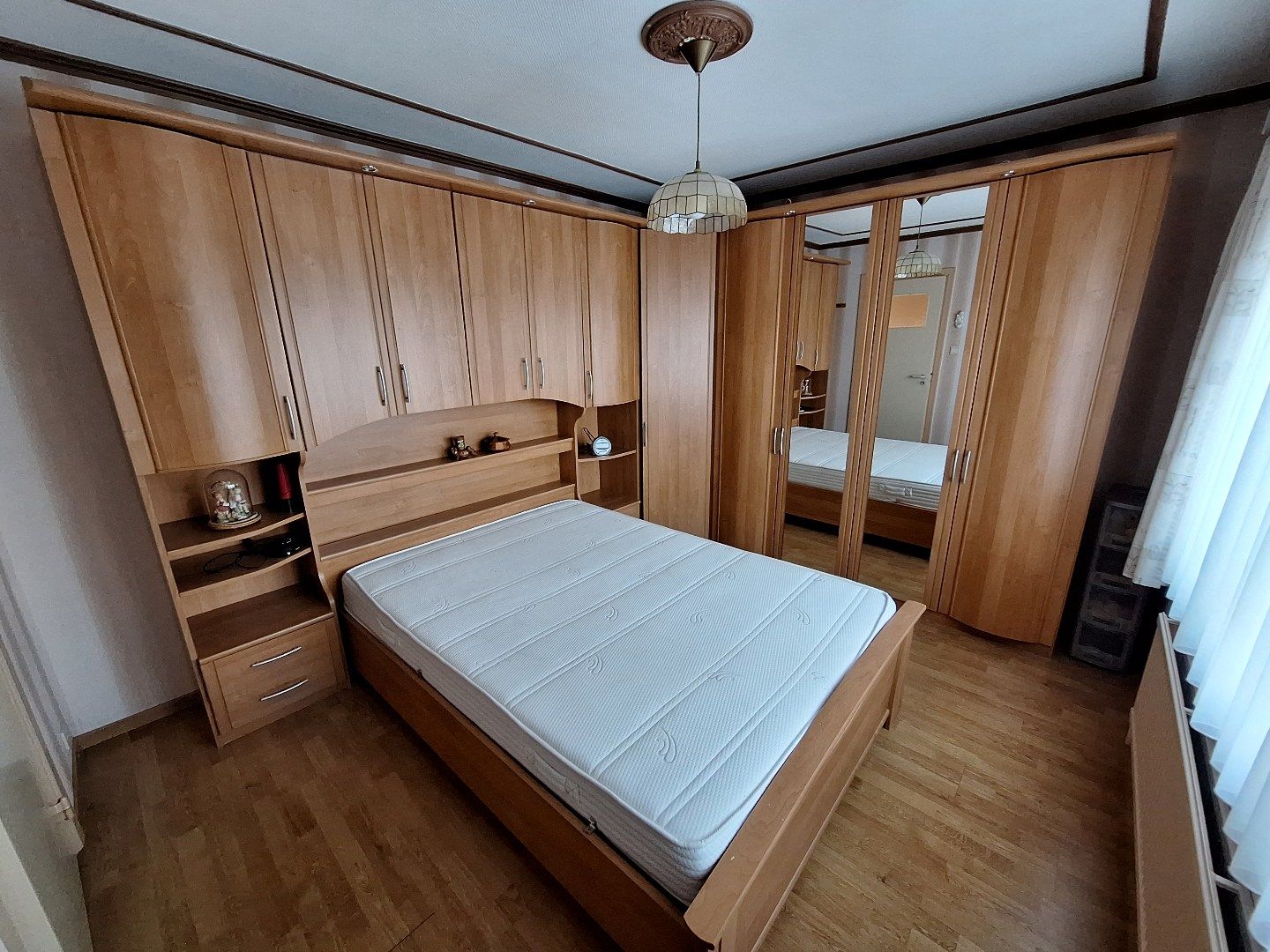 Halfopen woning met grote tuin in een rustige buurt foto 11