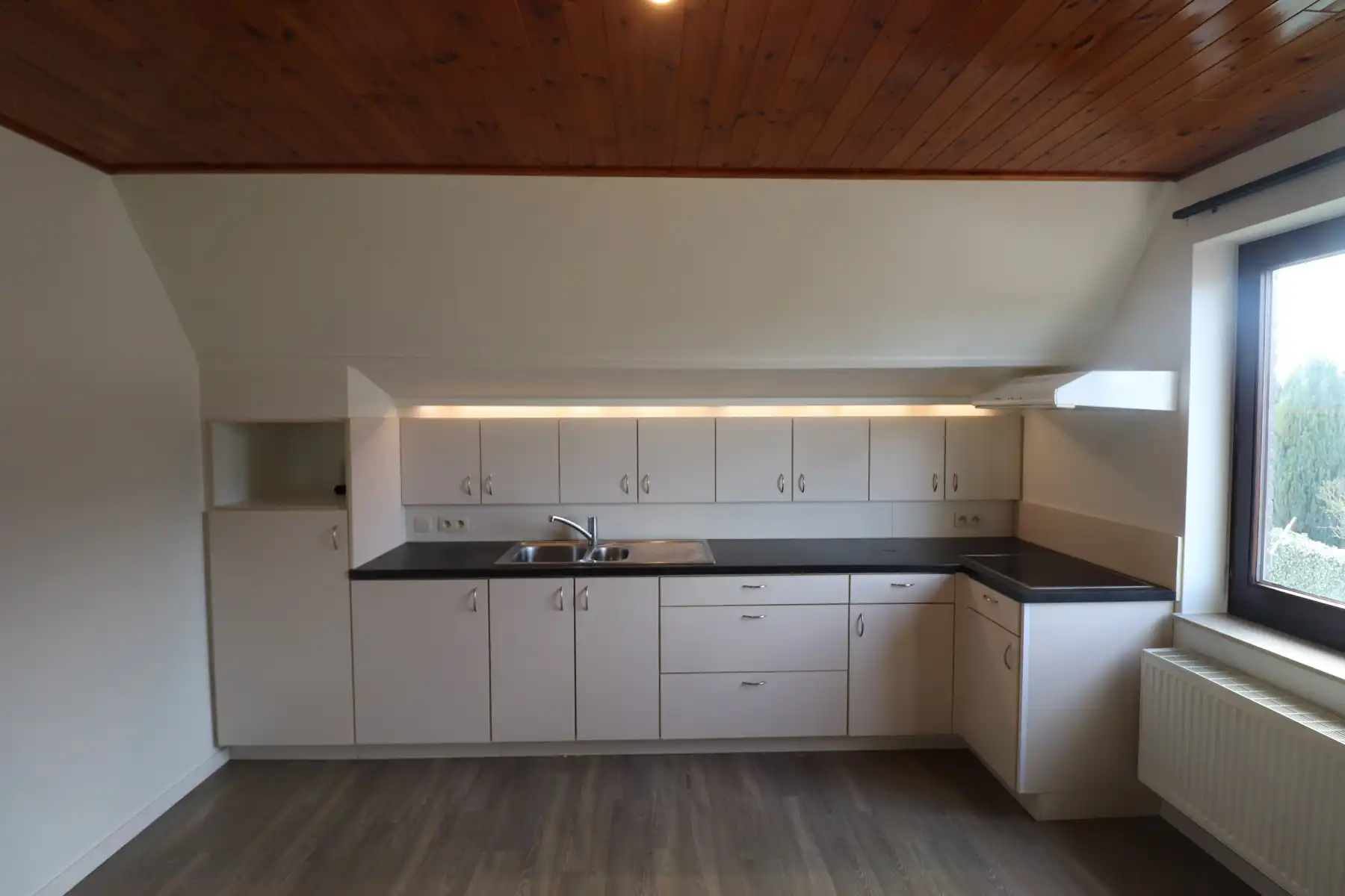 Appartement op de 1ste verdieping met carport/tuinberging en terras met tuin. foto 5