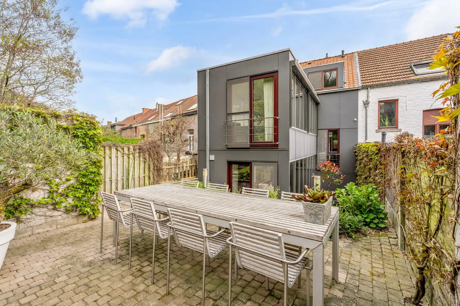 Grondig en stijlvol gerenoveerde burgerwoning met 5 slaapkamers, 3 badkamers en een tuin te centrum Leuven! foto 17
