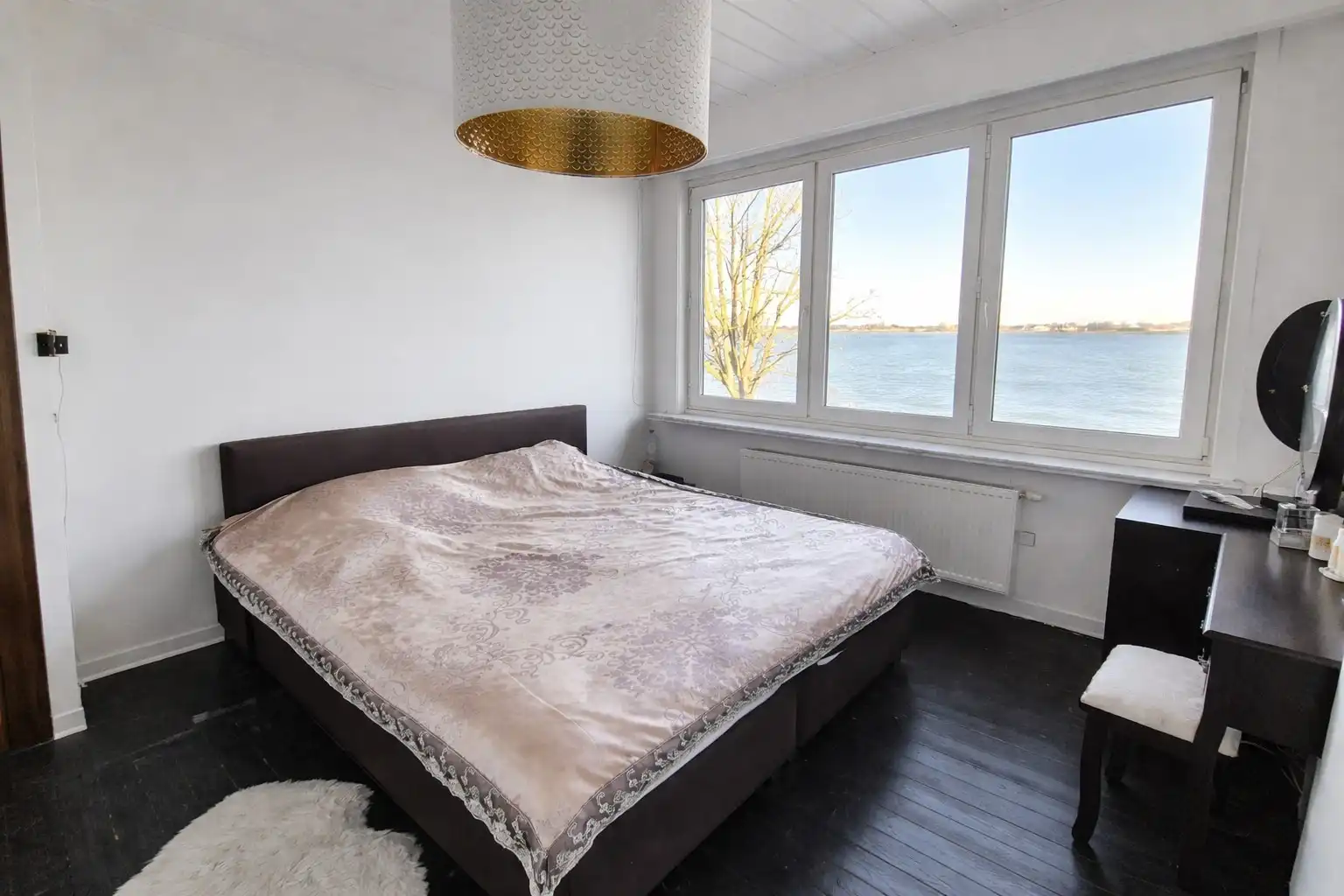 Prachtig gerenoveerde halfopen woning met 4 slaapkamers en garage nabij de Spuikom! foto 8