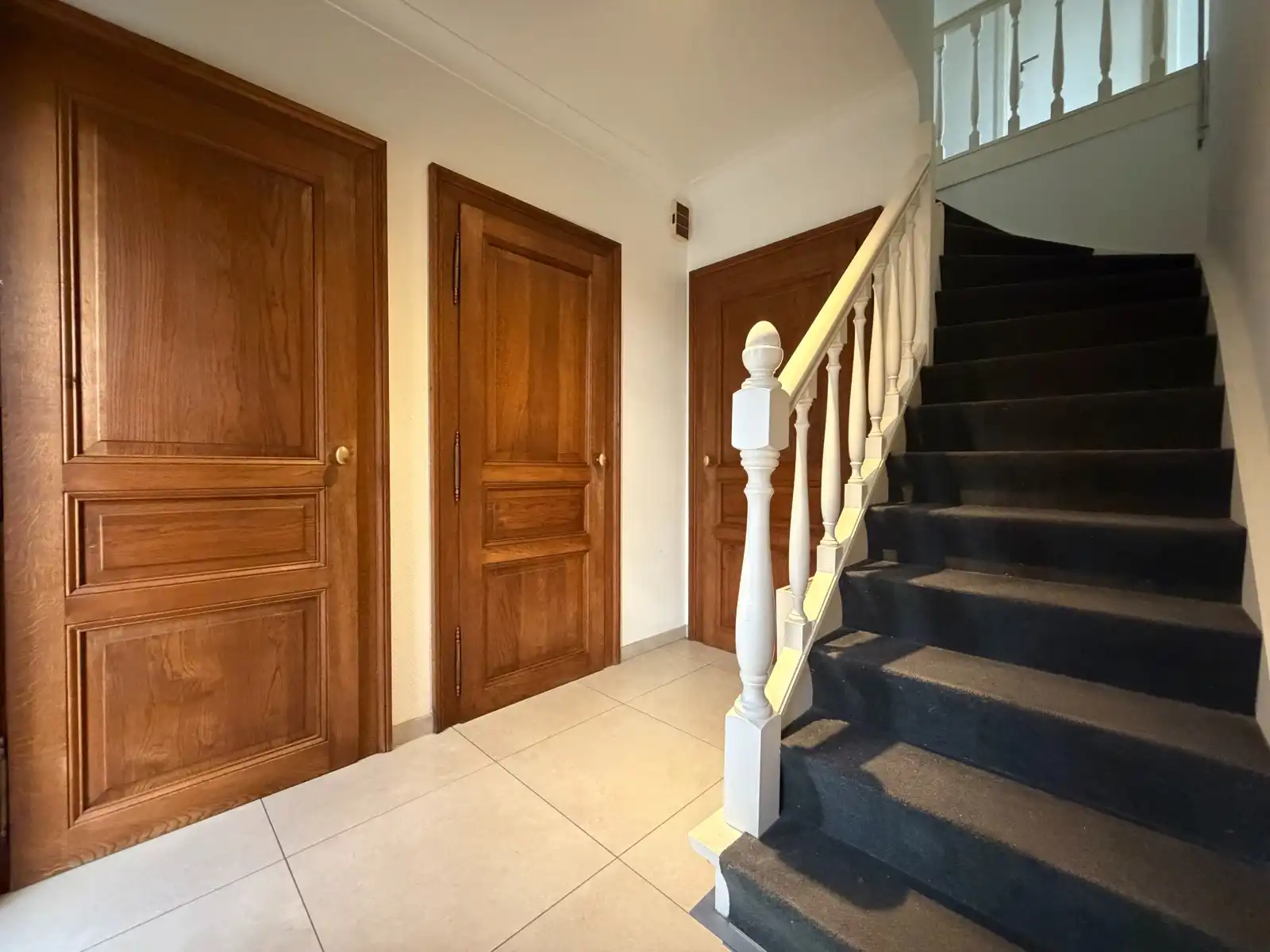 Ruime halfopen woning met 3 slaapkamers, garage en zonnige tuin in het centrum van Deinze foto 2