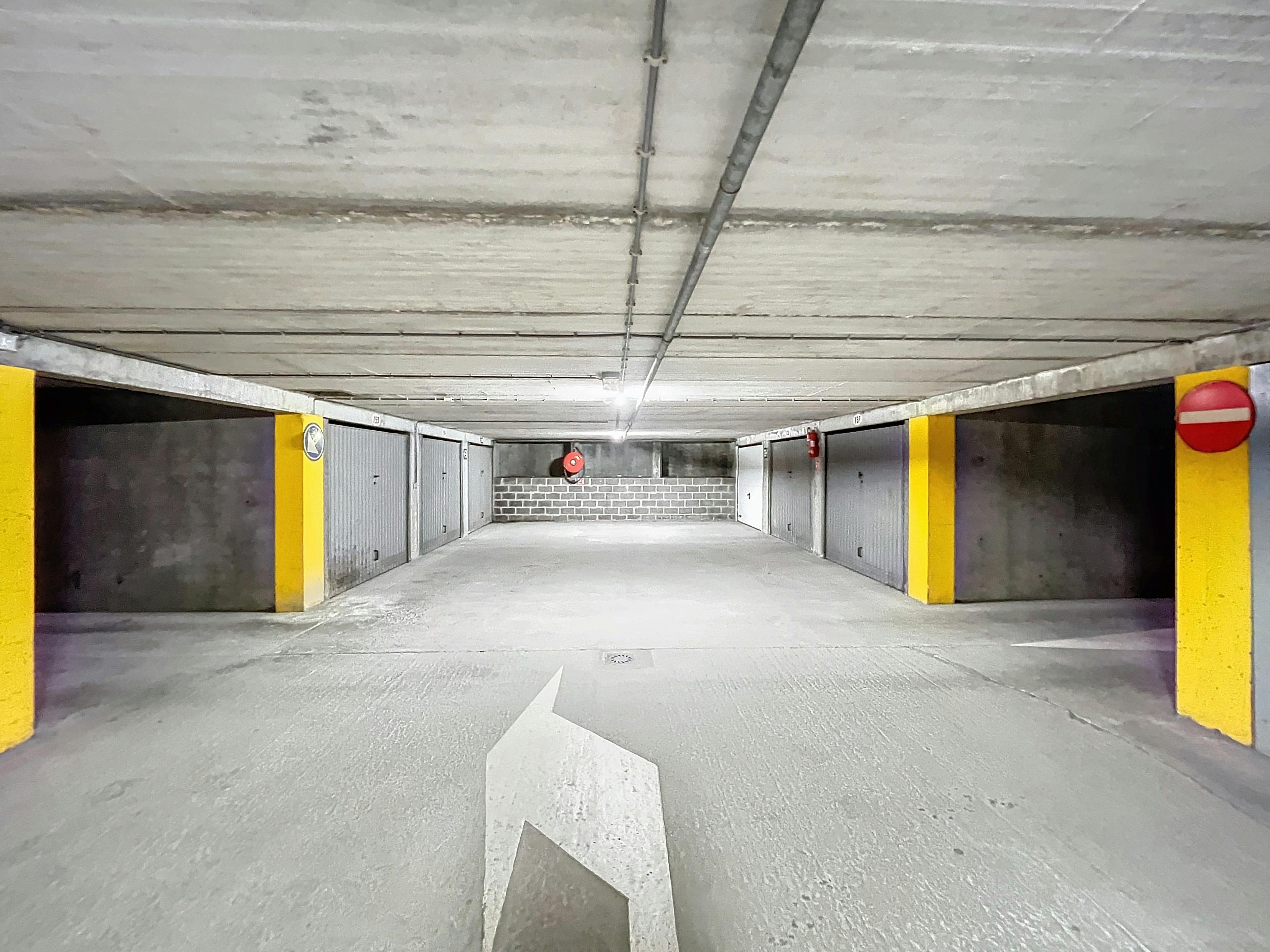 Garagebox te koop op het Hendrikaplein foto 5