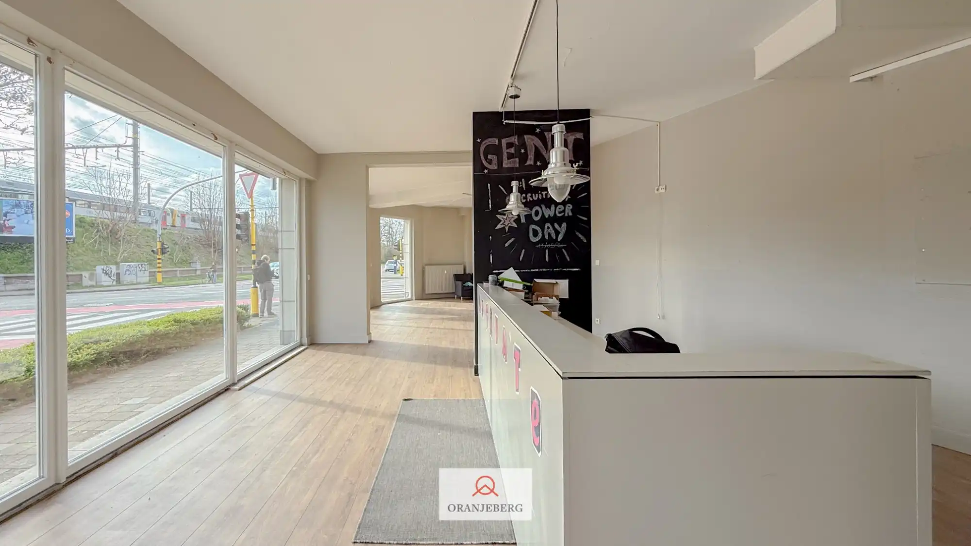 Hoek handelspand op commerciële ligging met veel visibiliteit foto 16