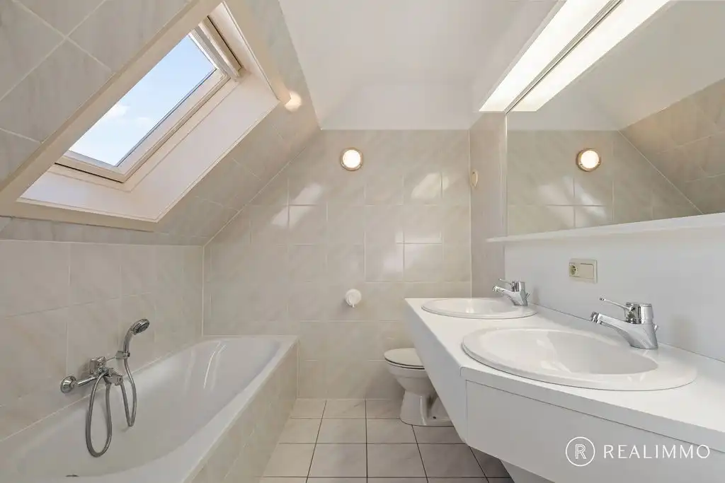 Ruim appartement met 3 slaapkamers én garage in het hartje Zwevegem! foto 14