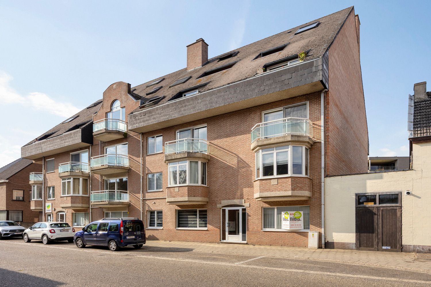 RUIM EN LICHT APPARTEMENT MET 3 SLPKS, TERRASSEN EN GARAGE IN HET HARTJE VAN LUMMEN! foto 2