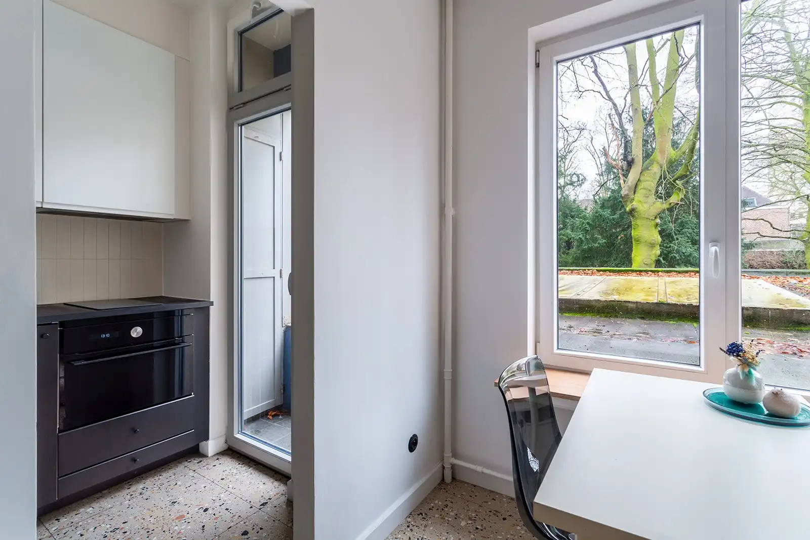 Moderne, lichtrijke studio op rustige locatie met groen uitzicht foto 4