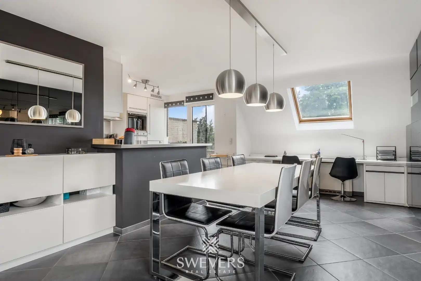 Ruim duplex appartement met 2 slaapkamers en garage foto 9