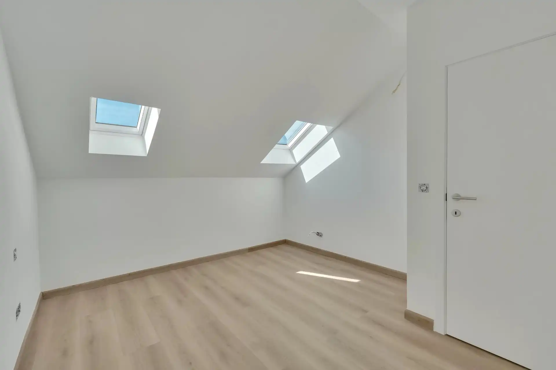 Ruime, volledig gerenoveerde woning aan de stadsrand foto 19