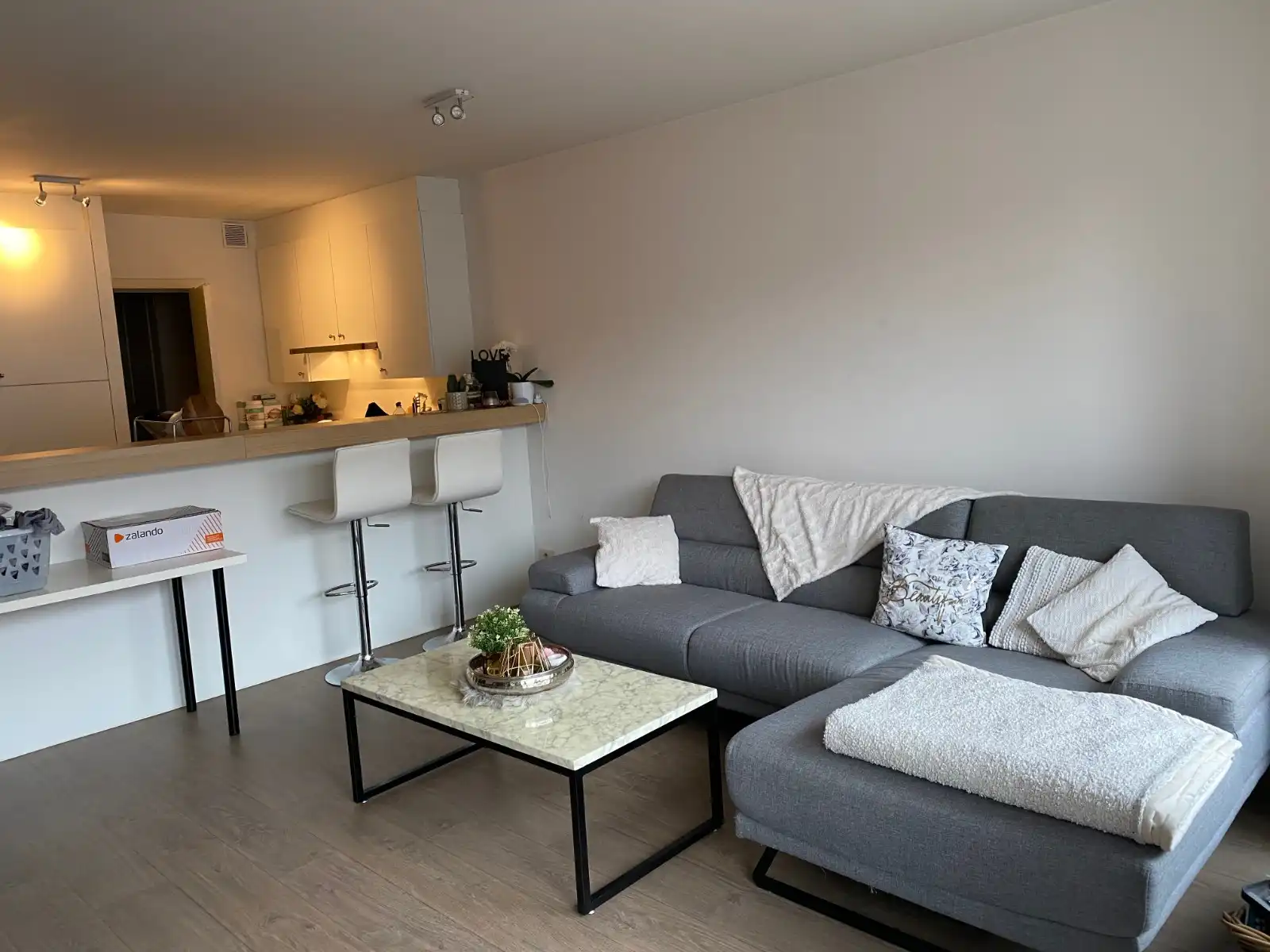 Te huur: modern 2-kamerappartement met ondergrondse staanplaats in Waregem foto {{pictureIndex}}