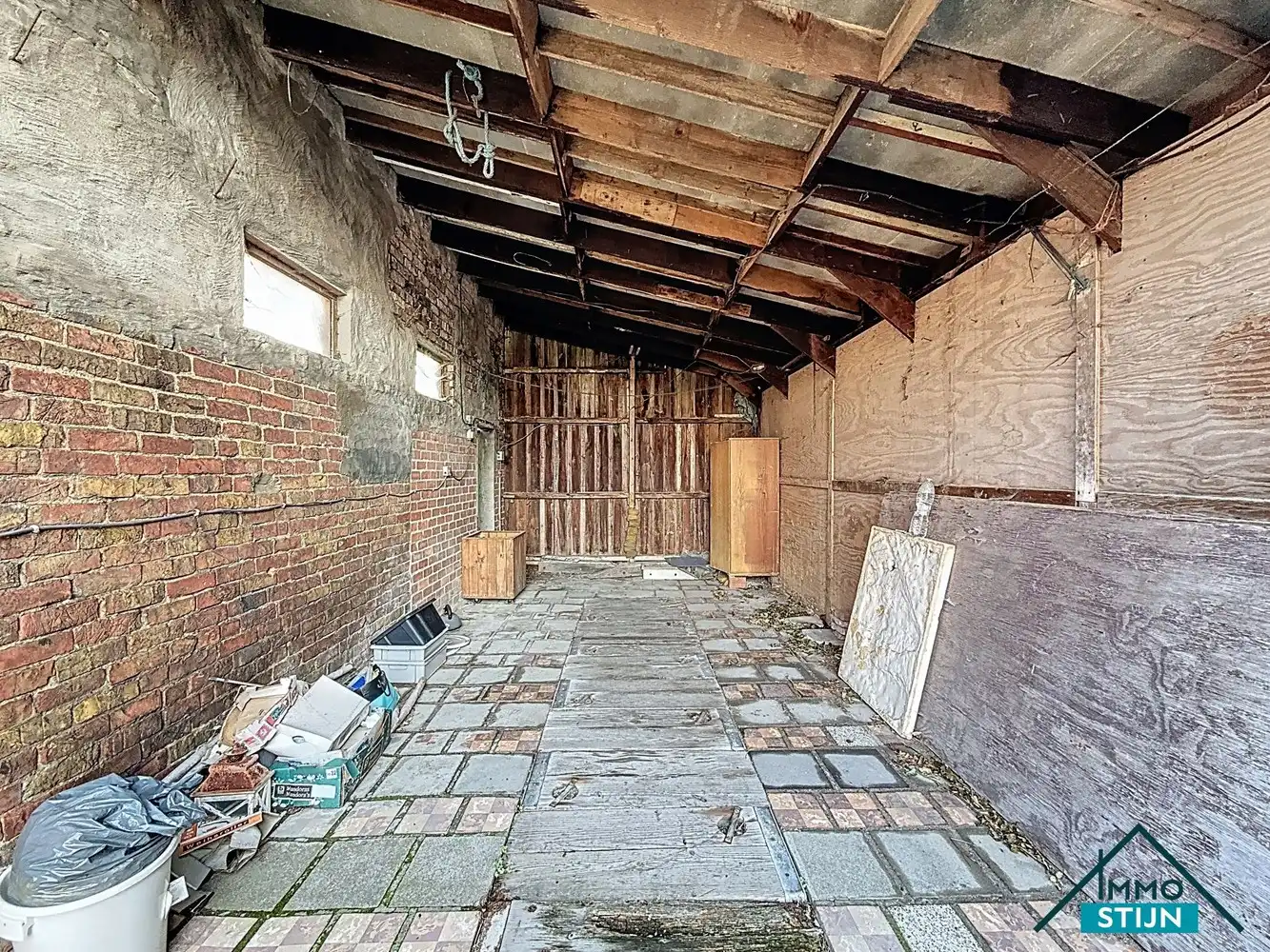 Ruime te renoveren woning met veel potentieel foto 17