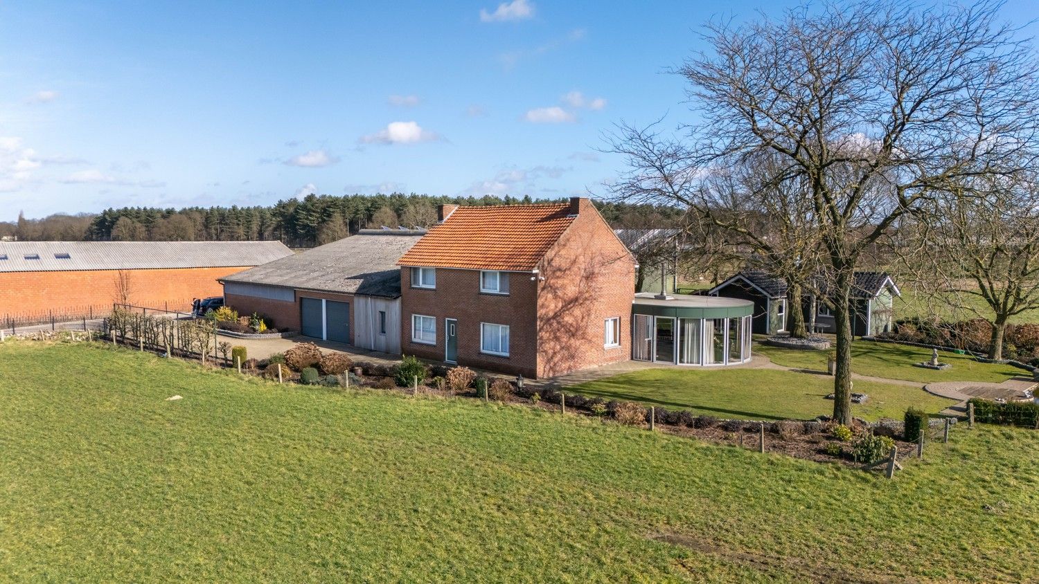 Prachtige hoeve op een ruim perceel van maar liefst 5ha 12a 12ca foto 4
