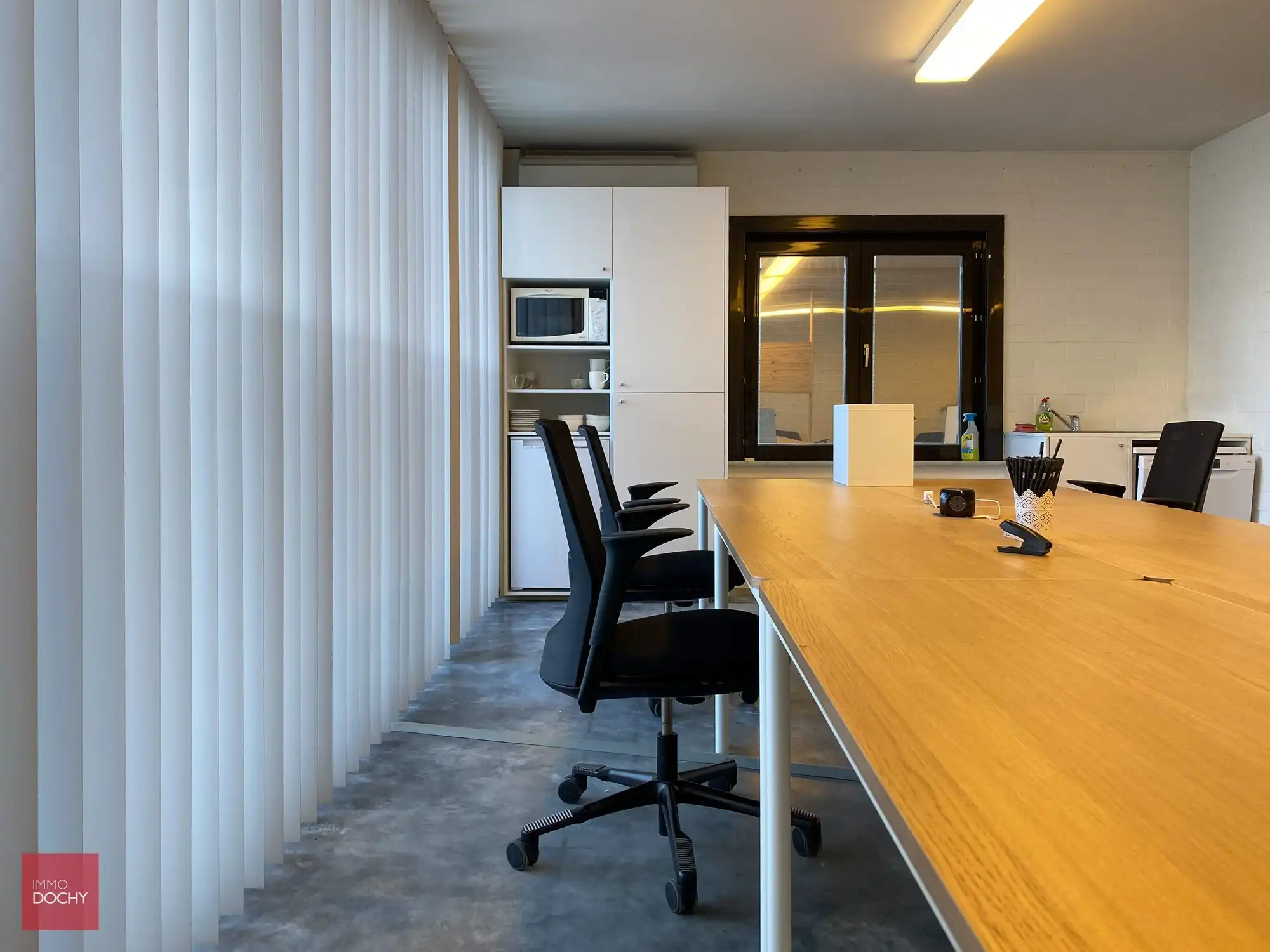 UIterst commercieel gelegen handelspand / bureel | Henri Lebbestraat foto 2