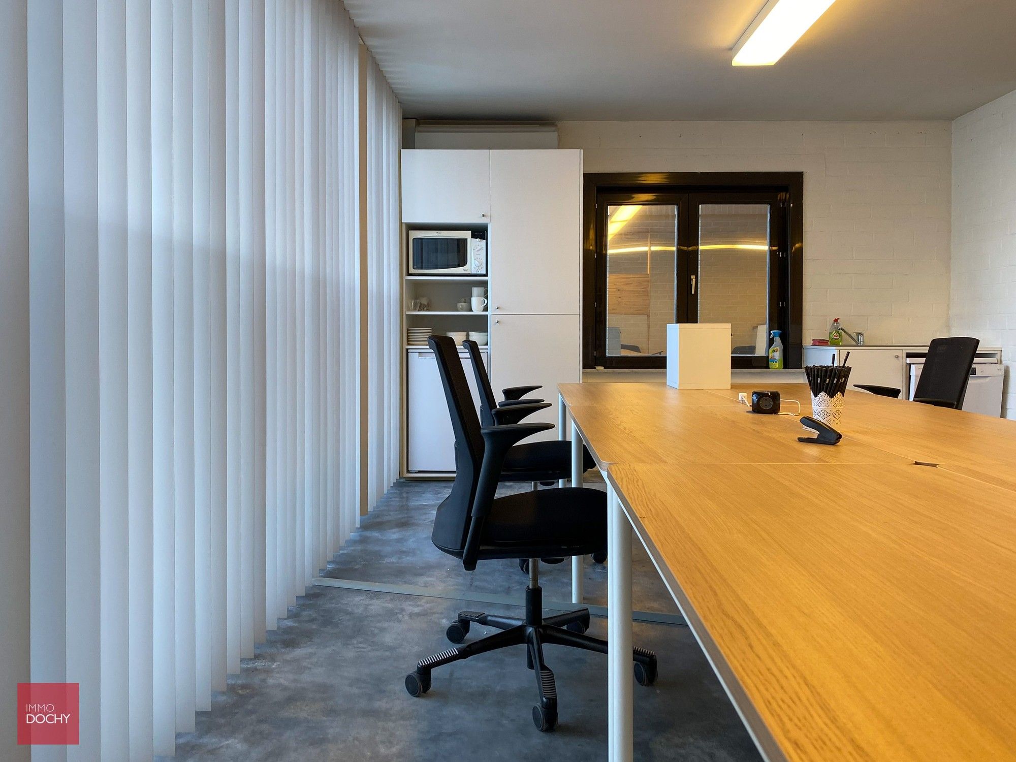 UIterst commercieel gelegen handelspand / bureel | Henri Lebbestraat foto 2