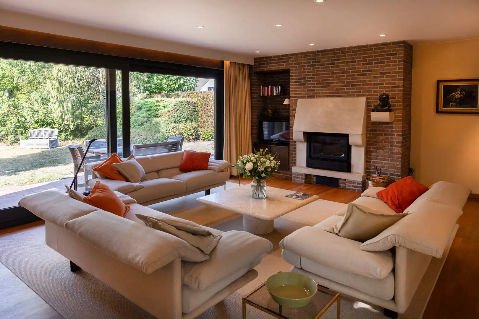 Uiterst residentieel gelegen alleenstaande woning. foto {{pictureIndex}}