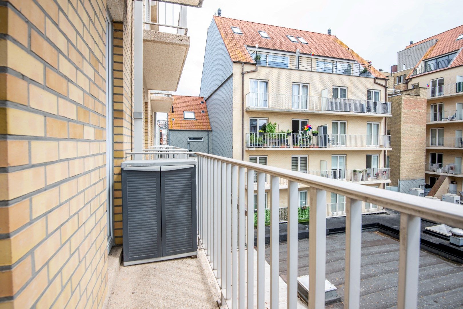 Zeer mooi gerenoveerd appartement met zonnig terras vlakbij de Lippenslaan en de zeedijk.  foto 12