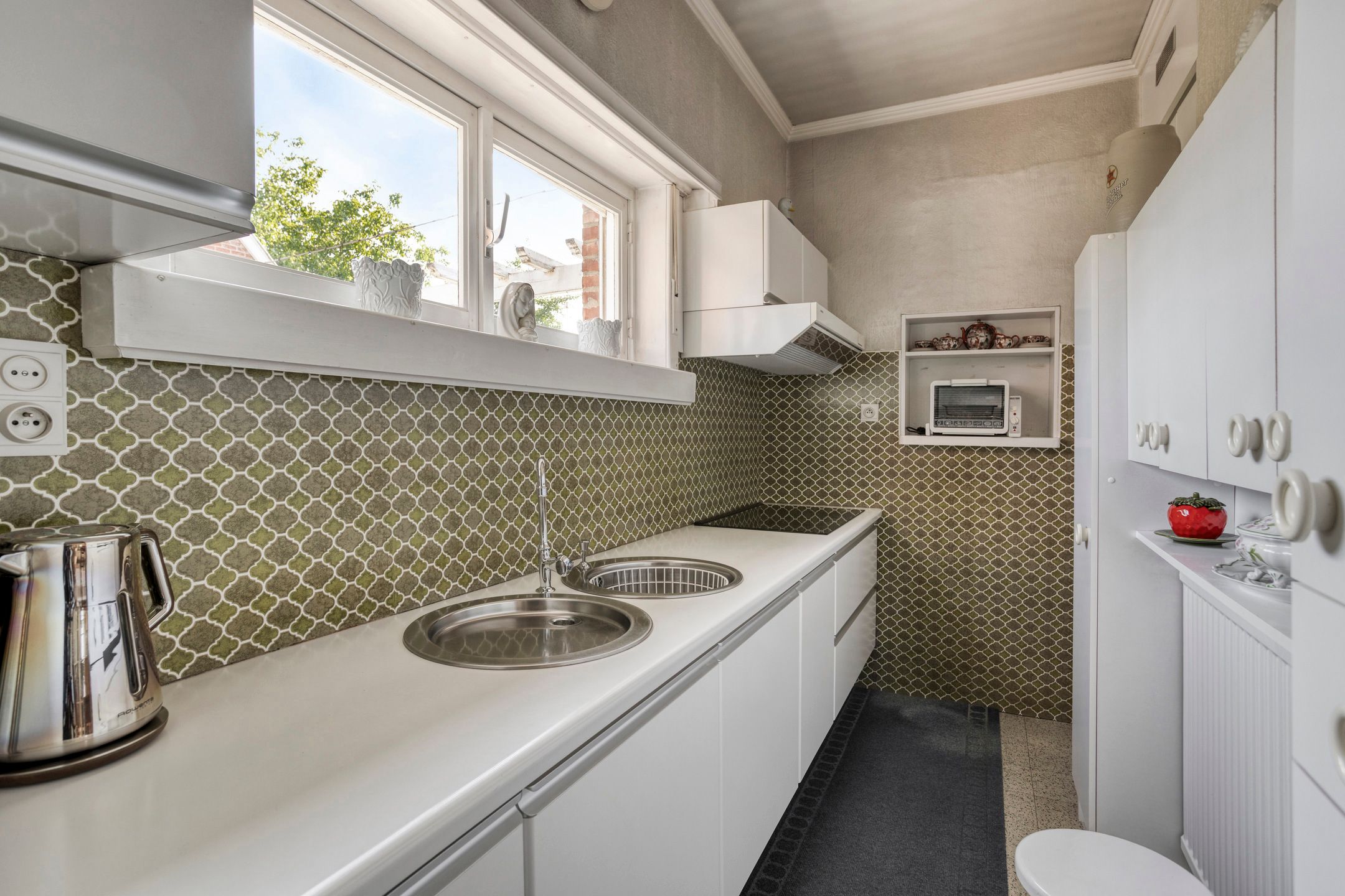 Te renoveren woning met veel potentieel foto 11