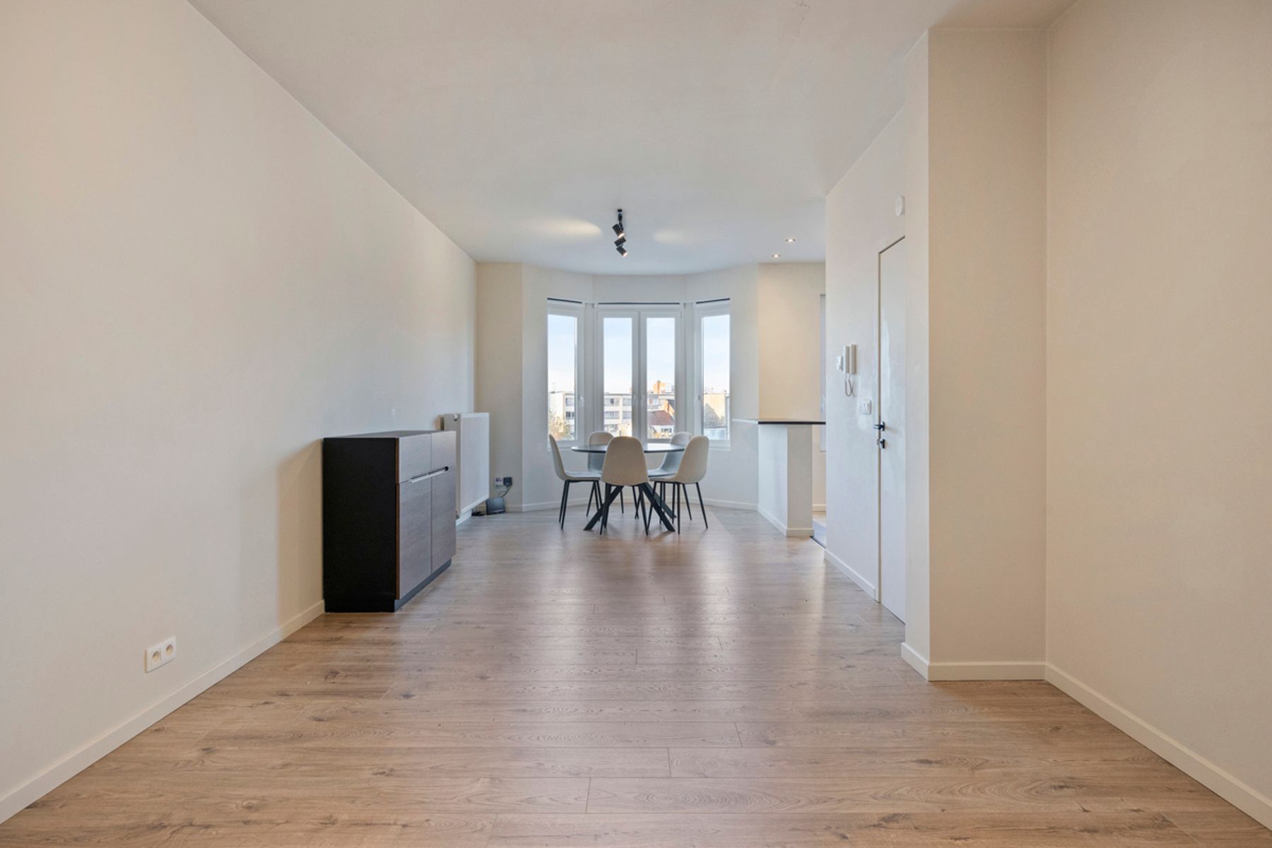 Gerenoveerd appartement met twee slaapkamers en een terras. foto 2