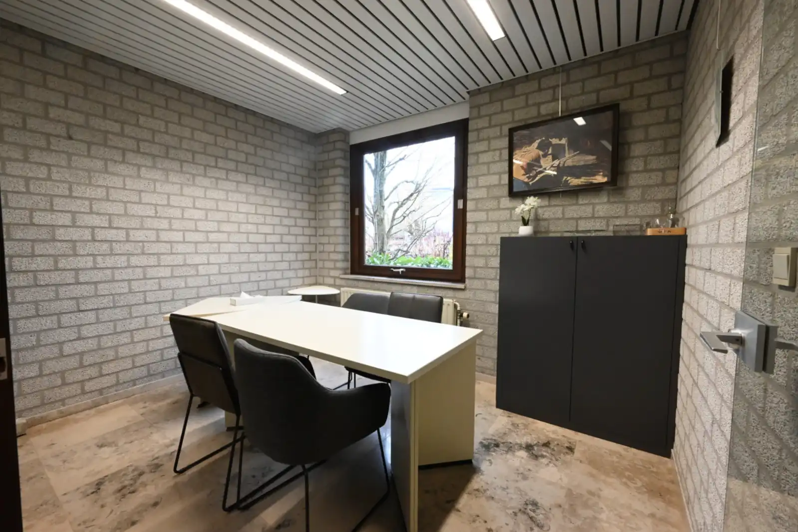 Praktijk-/ kantoorruimte op een commerciële locatie! foto 2