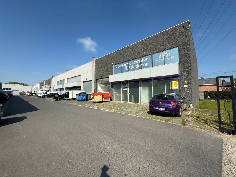 Modern bedrijfsgebouw met magazijn en kantoren foto 2