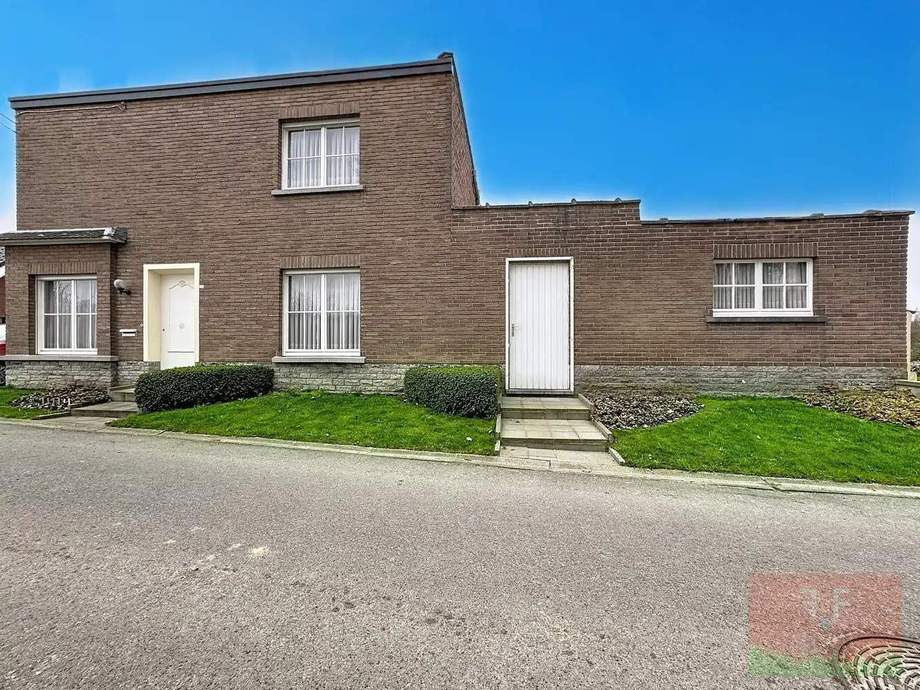 Open gezinswoning met ruime slaapkamers, garage en open tuin te Vlierzele foto 2