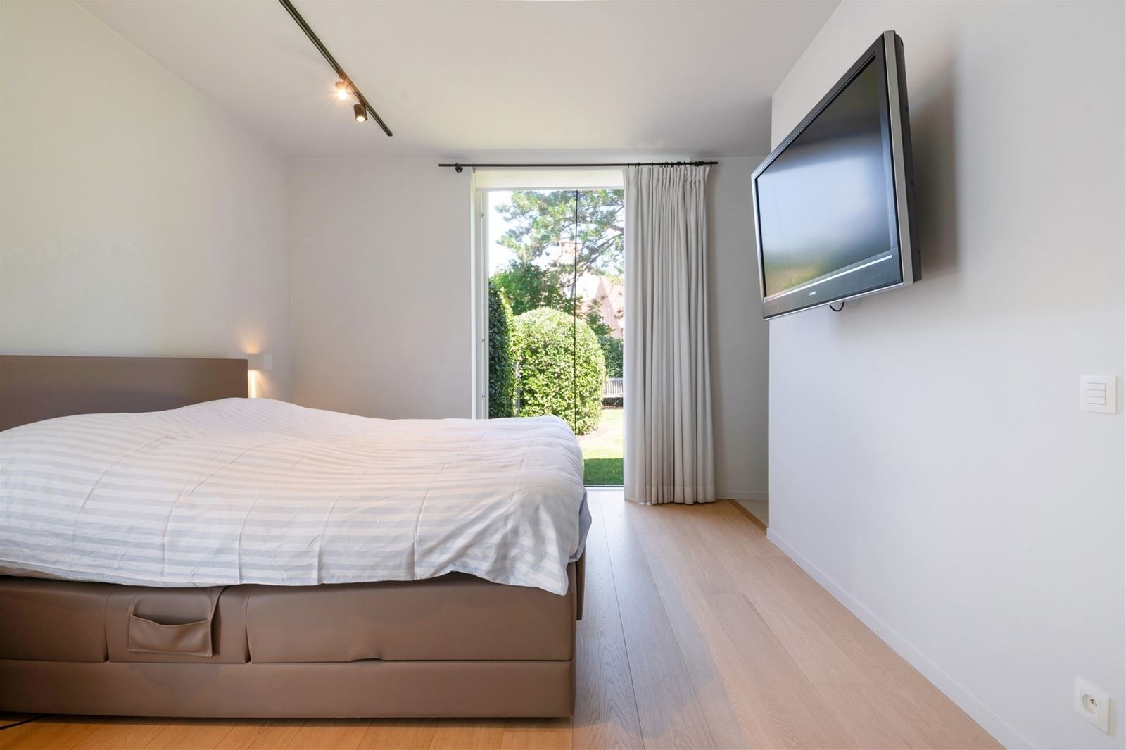 Gelijkvloers luxe appartement mét tuin foto 8