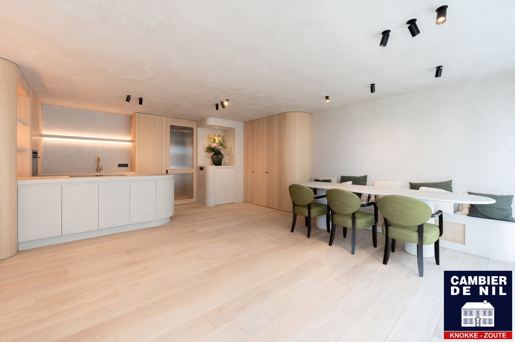 Tijdloos gerenoveerd appartement met zijdelings zeezicht  foto 5