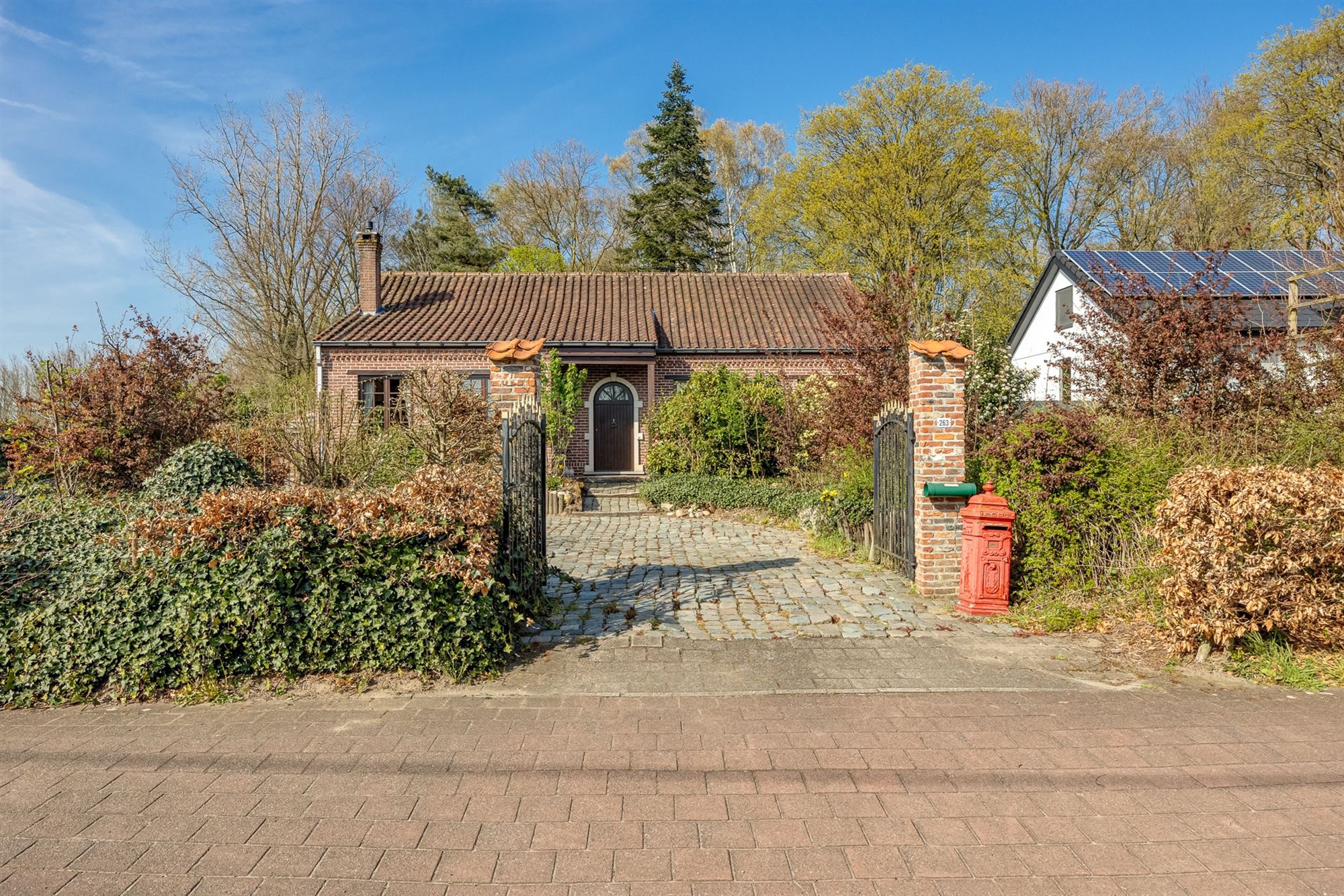 Open bebouwing met drie slaapkamers en grote tuin foto 23