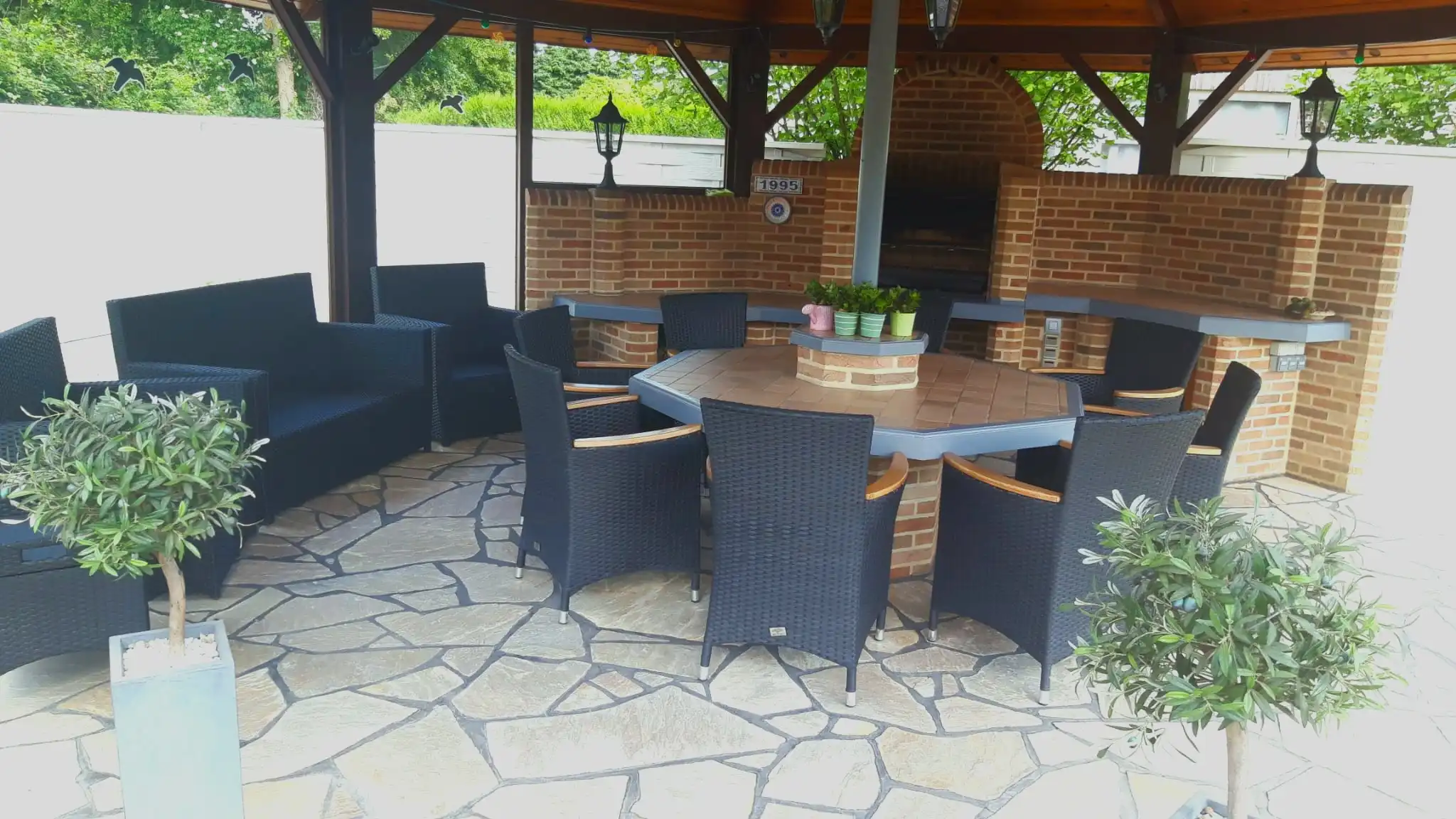 Ruime woning met veel lichtinval, volledig onderkelderd en prachtige tuin foto 9