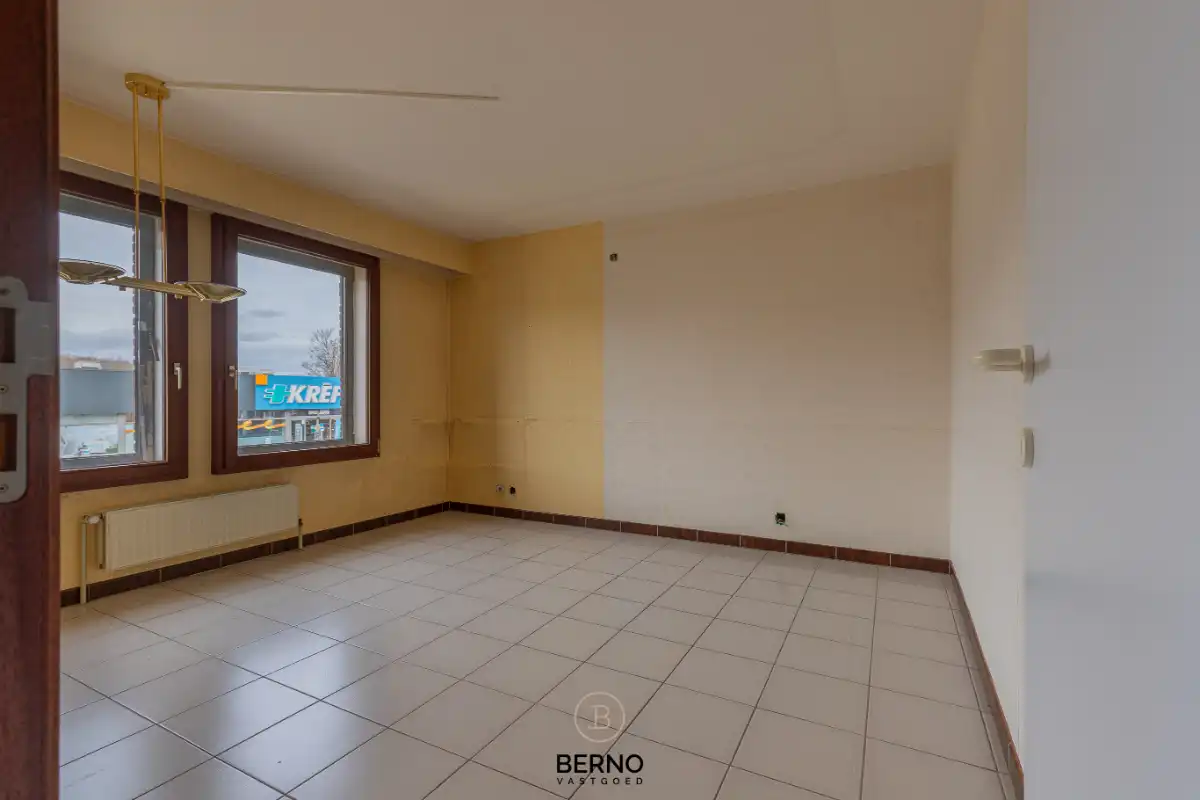 Building met praktijkruimte en 2 appartementen op commerciële locatie foto 14