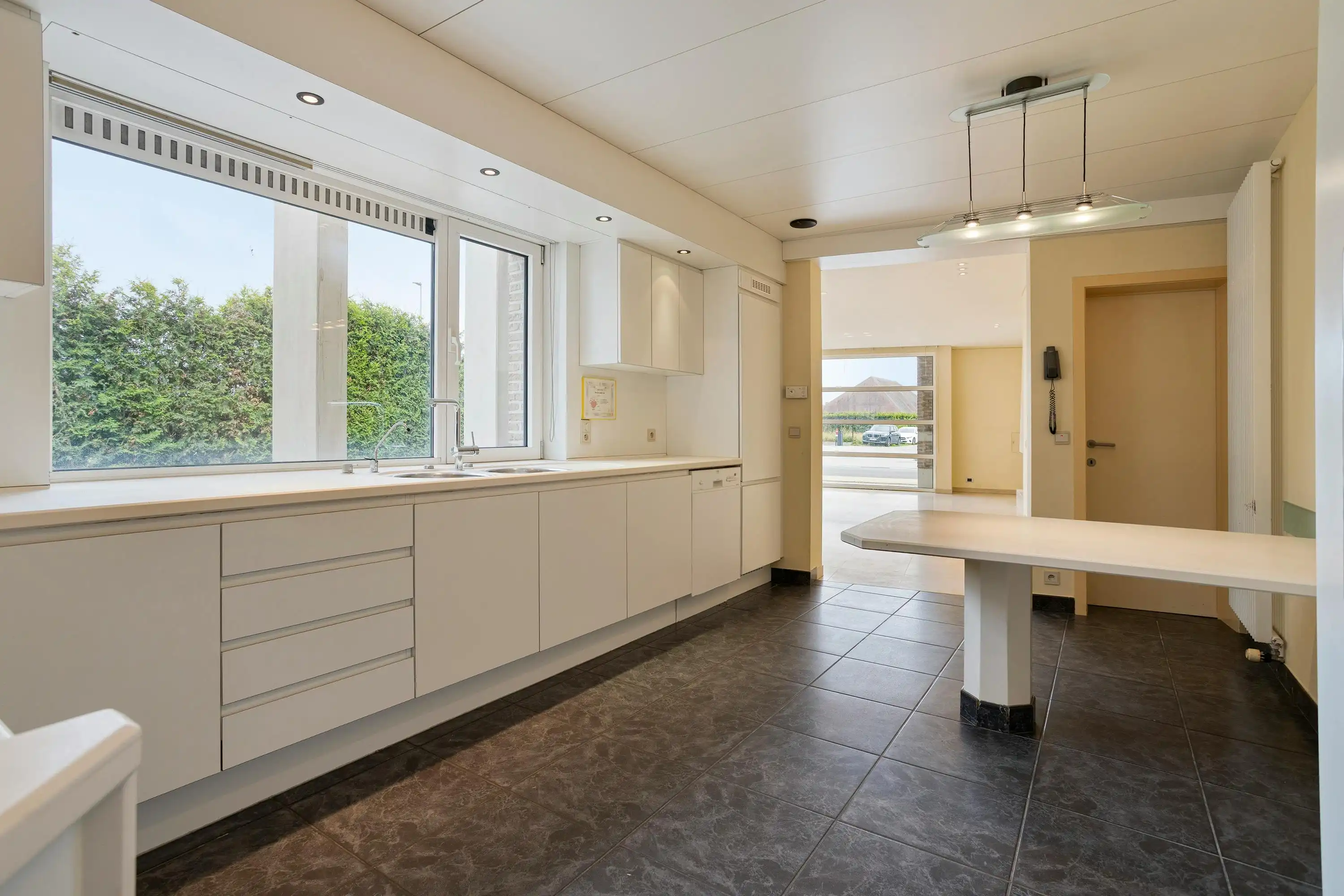 Instapklaar huis met 4 kamers en atelier te koop in Waregem foto 5