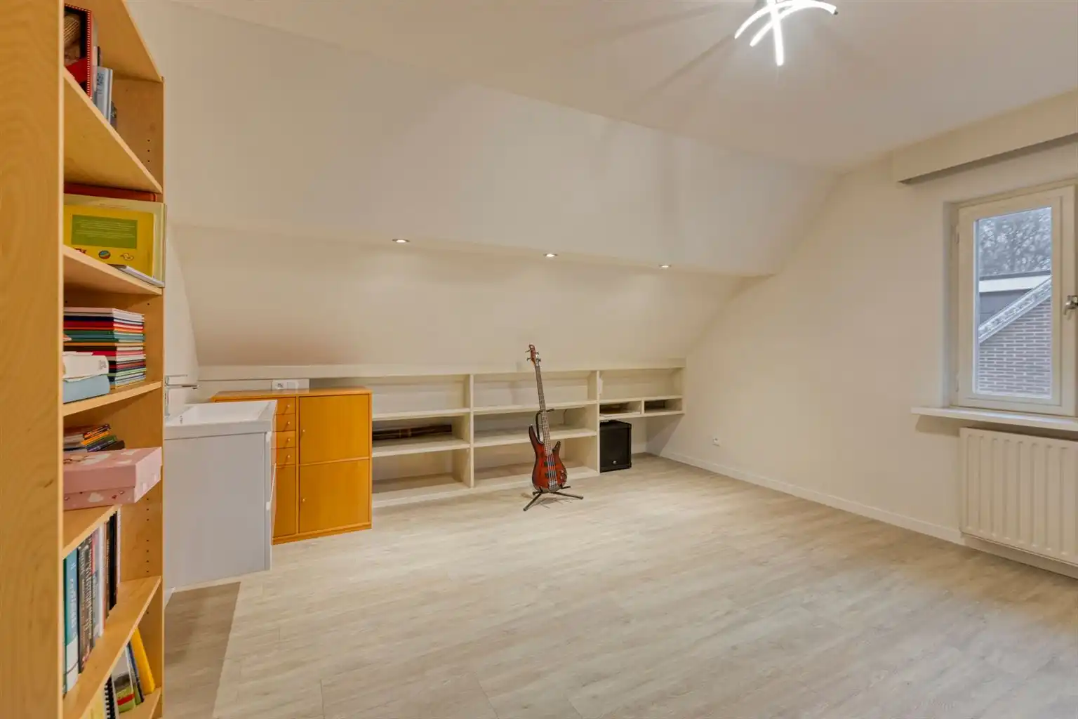 Vrijstaande woning met 3 slaapkamers, inpandige garage en een omheinde tuin, rustig gelegen nabij het centrum van Maaseik. foto 25