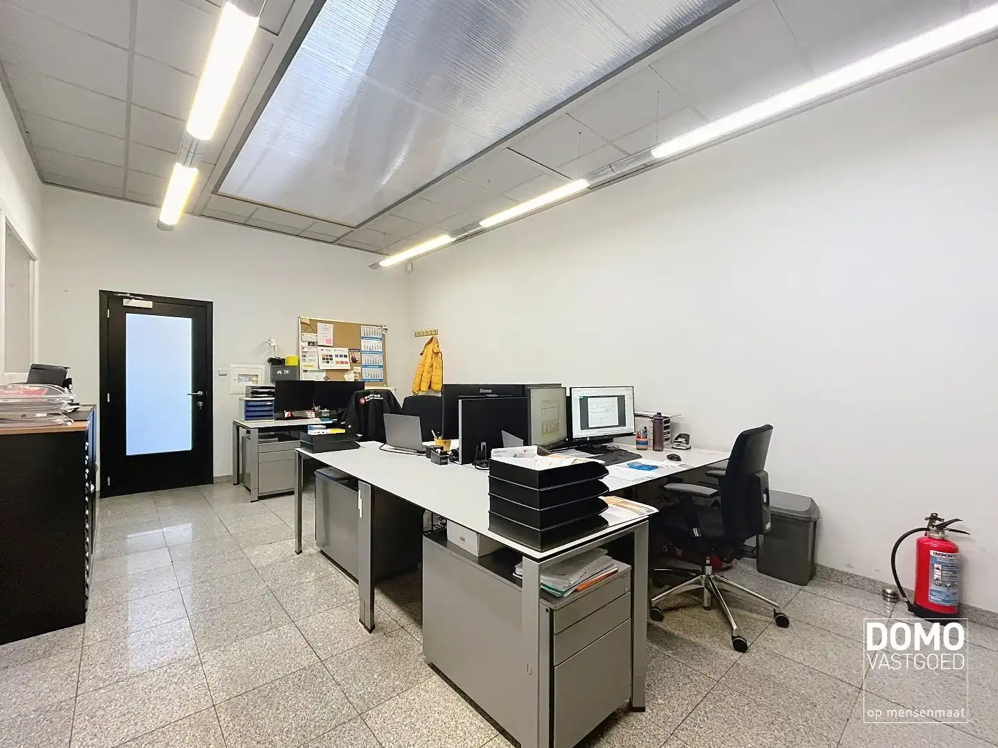 RUIM COMMERCIEEL GEBOUW VOORZIEN VAN TOONZAAL, KANTOREN EN OPSLAGPLAATS IN HERK-DE-STAD  foto 8