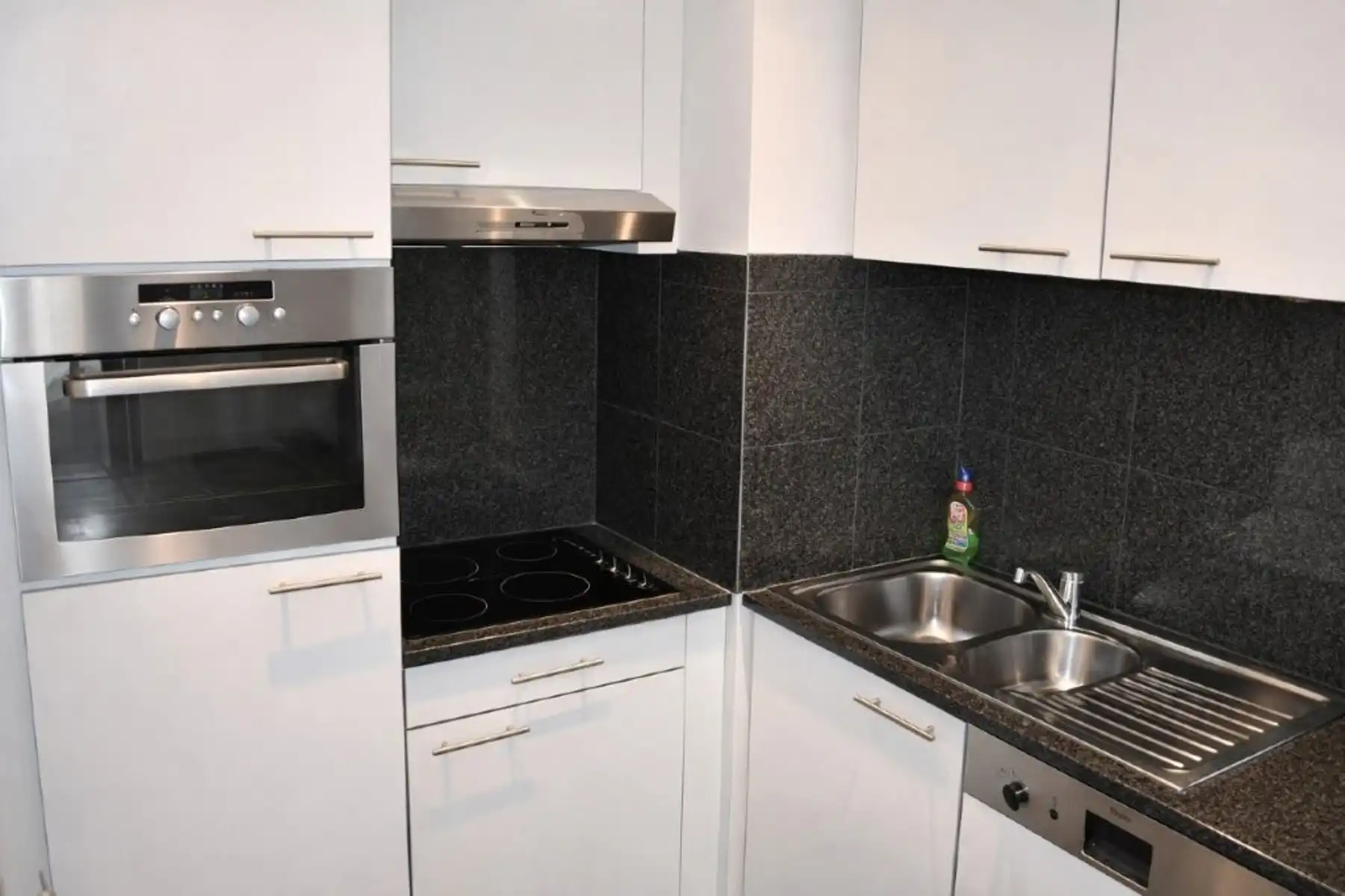 LICHTRIJK - Geronoveerd 1 slpk. appartement met terras foto 4