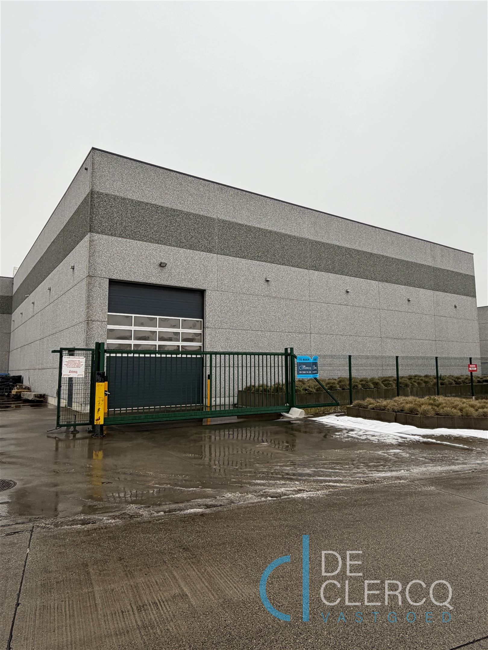 Ruim, goed gelokaliseerd magazijn te huur met parking!  foto {{pictureIndex}}