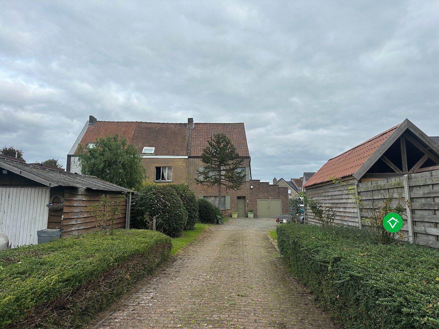 Gezellige en ruime gezinswoning te huur op toplocatie in Gistel, met 3 slaapkamers foto {{pictureIndex}}