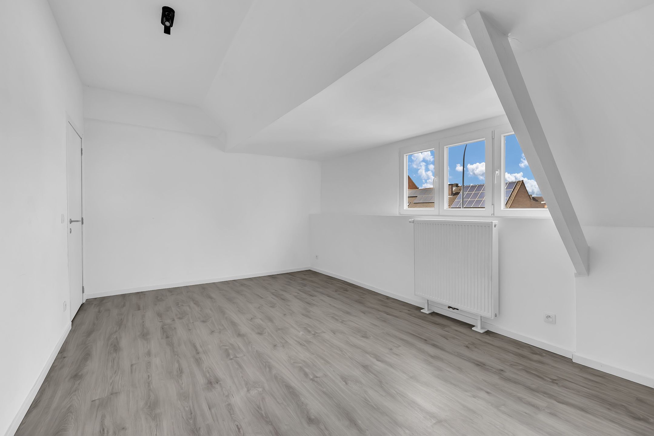 Gerenoveerde woning te koop in Meerbeke! foto 14