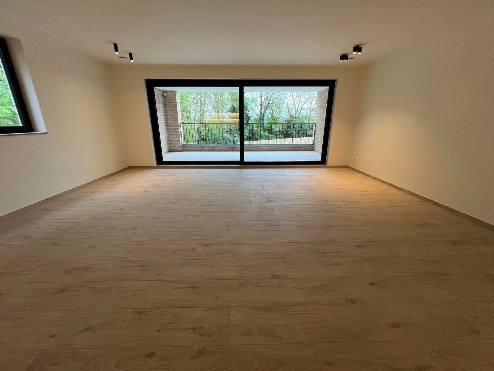 Luxueus app (131m²) met 2 slpk + bureau, terras en parking foto 8