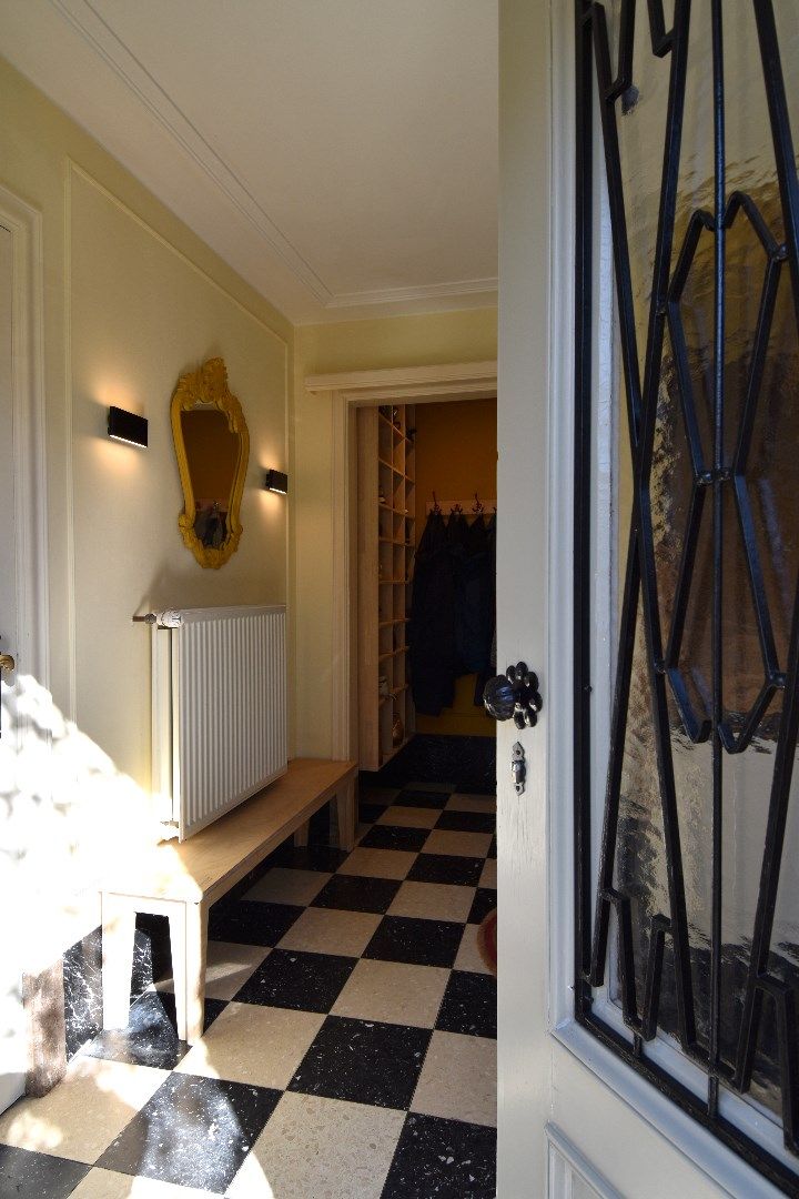 Karaktervolle burgerwoning met 2 slaapkamers, garage/werkplaats en zonneterras in hartje Kortrijk te koop foto 2