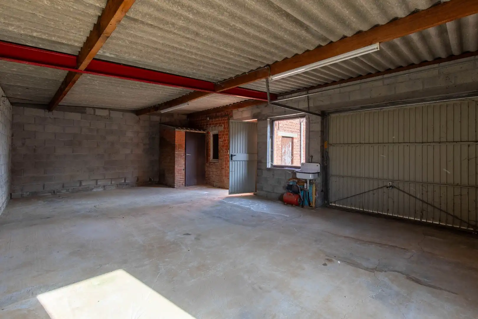 Renovatiewoning met grote garage foto 25