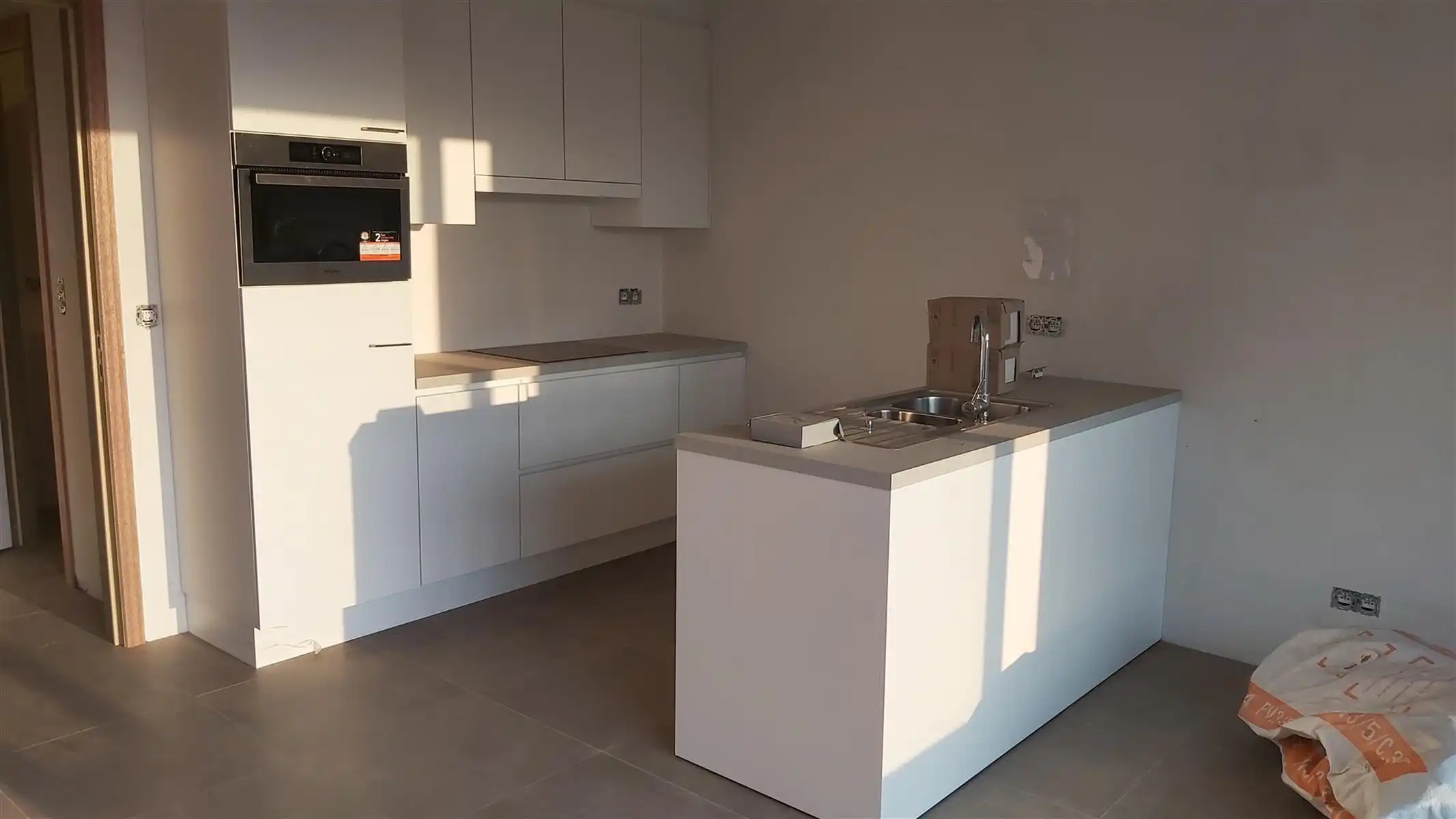 Gerenoveerd appartement op de 1ste verdieping met 2 slaapkamers, royaal terras en garage. Gelegen nabij centrum Hoogstraten. foto 2