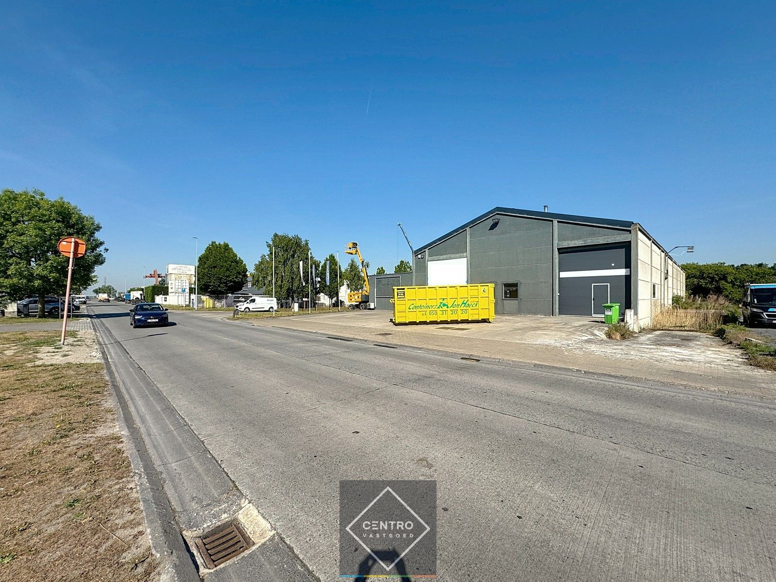 Zichtlocatie (naast B-Park): Verwarmd en goed geïsoleerd (nieuw geïsoleerd zadeldak) MAGAZIJN met geïntegreerde BURELEN en ruime PRIVATE parkeergelegenheid voor de deur. foto 12