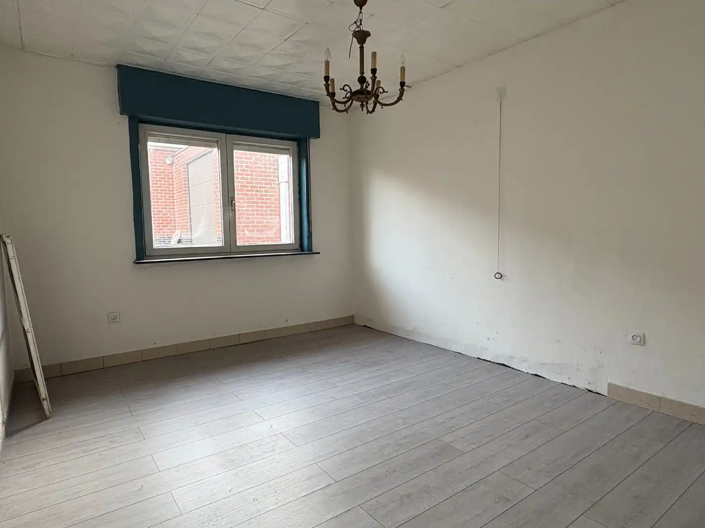 Gelijkvloerse woning op 537 m² met oprit, garage en 5 kamers foto 7