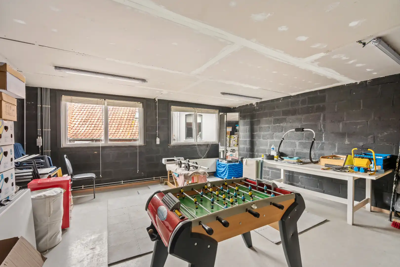 Verrassend ruime woning met grote garage en polyvalente ruimte in de dorpskern van Boezinge! foto 23
