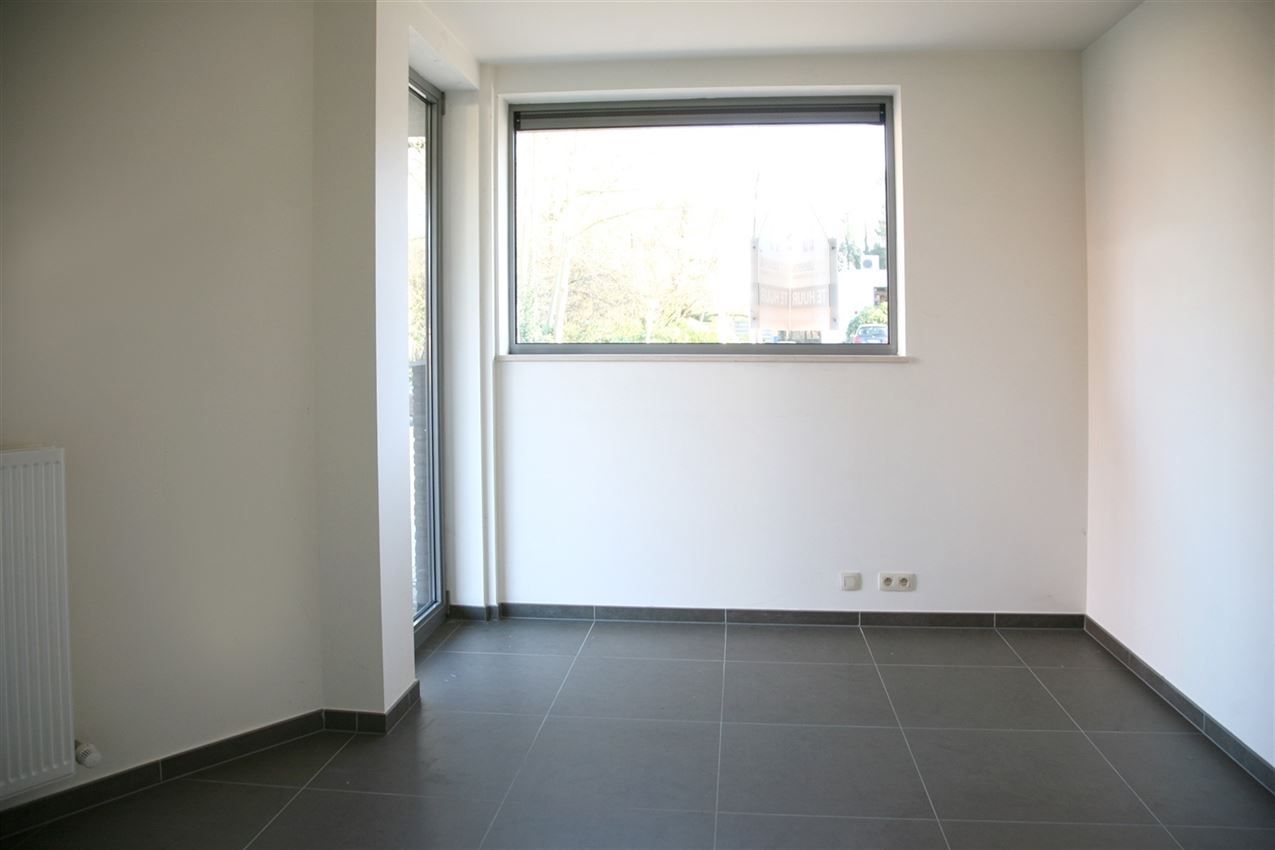 Gelijkvloers appartement met lichtrijke leefruimte, terras en garage foto 14