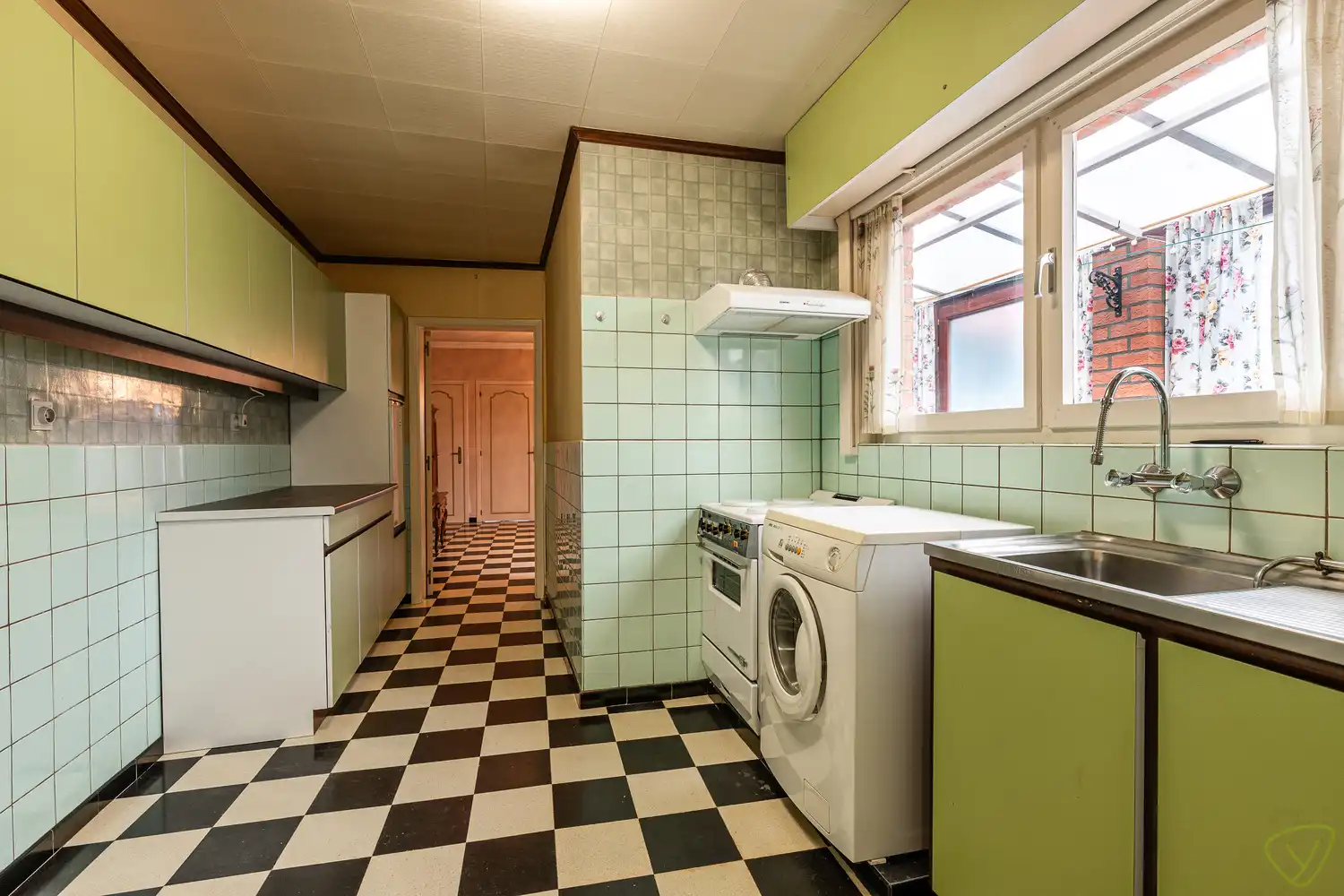 Ruime woning met een gunstige ligging te Eeklo! foto 9