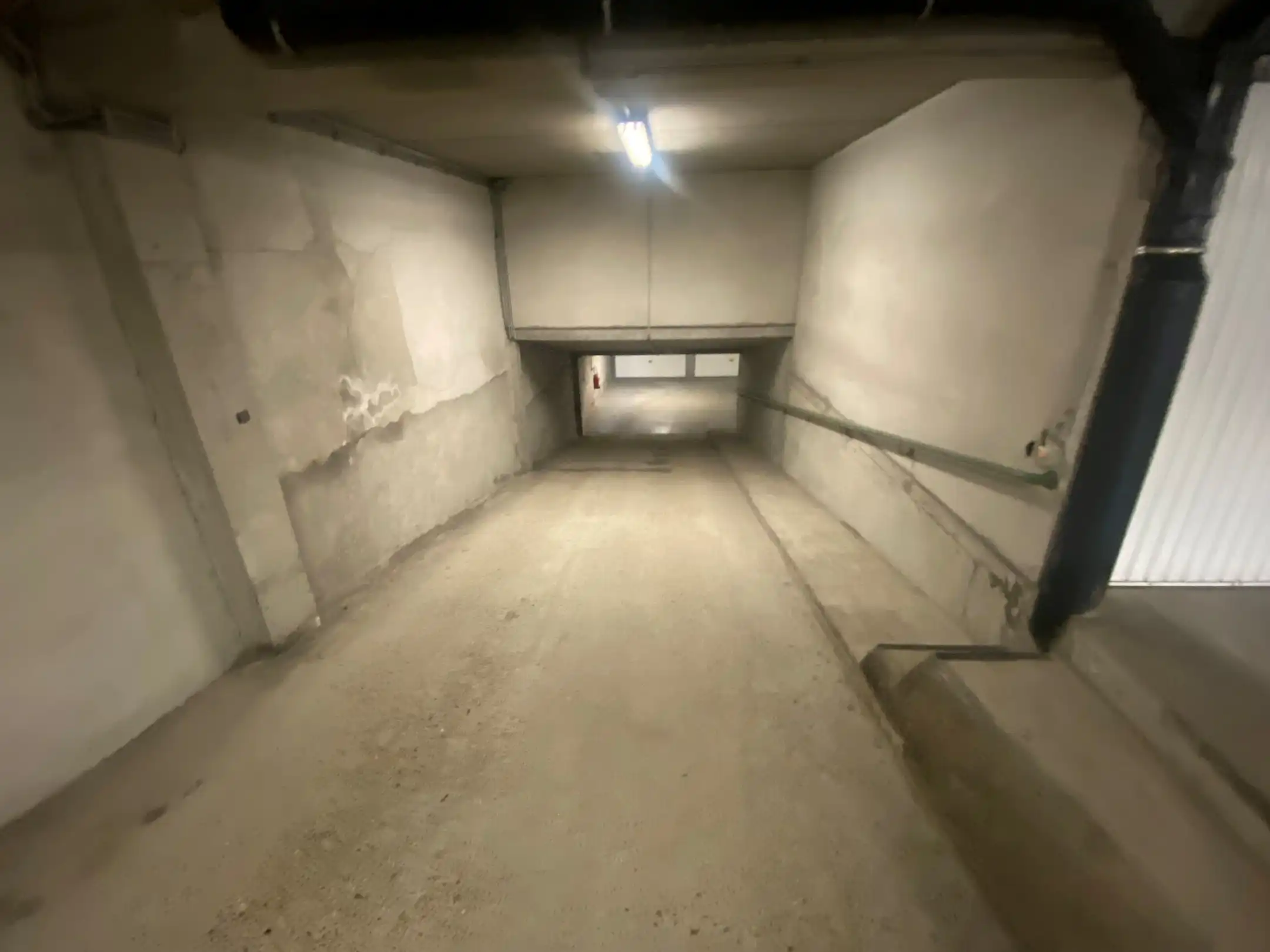 Ruime garagebox (niveau -1 , 8m90 diep) gelegen in de Gasmeterstraat foto 5